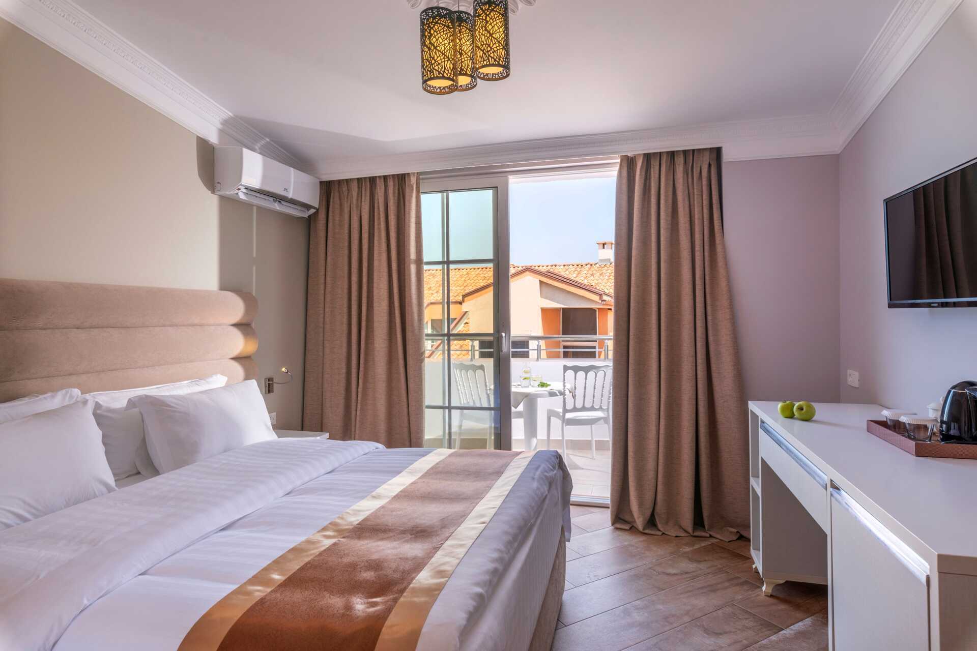 Kahden hengen huone. Hotelli Fafa Grand Blue Resort, Durresin Riviera, Albania.