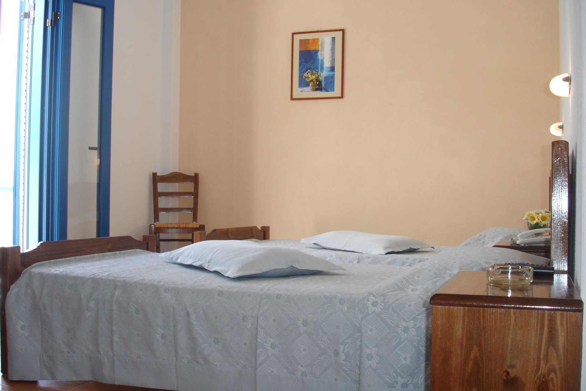 Kahden hengen huone hotelli Gardeniassa Santorinilla, Kreikassa.