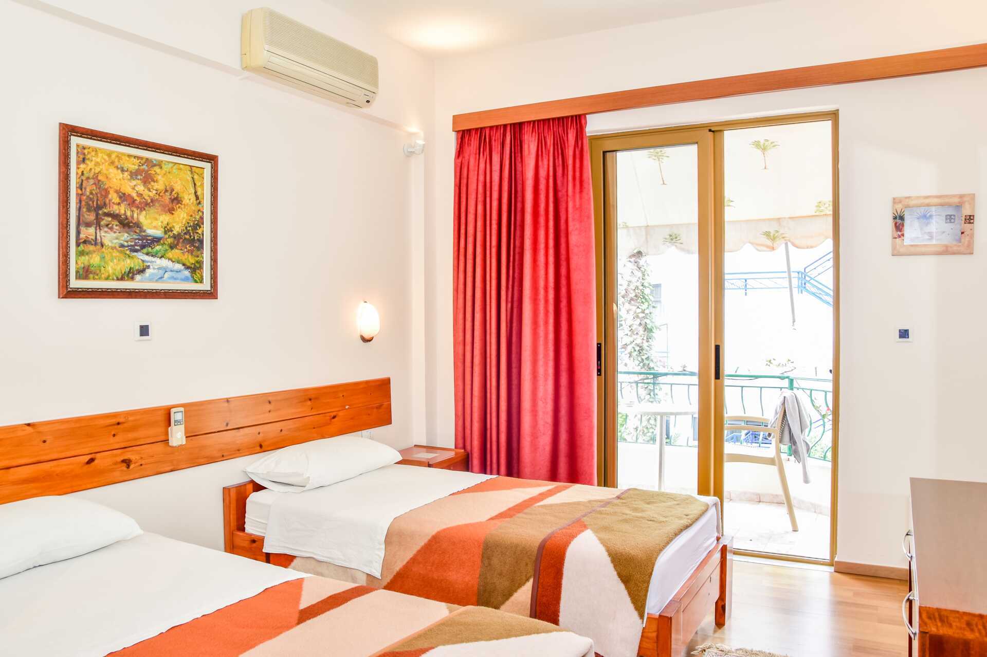 Kahden hengen huone. Hotelli Kaonia, Saranda, Albania.