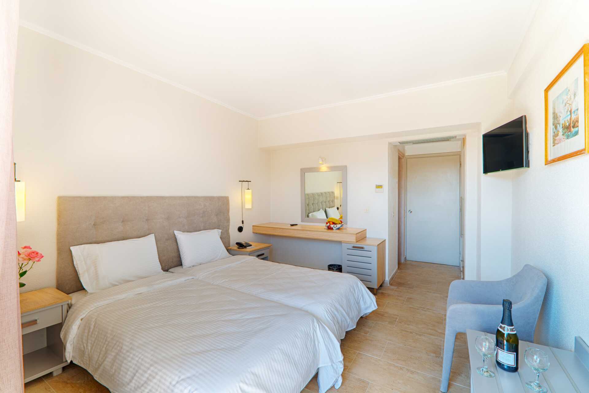 Kahden hengen huone. Hotelli Livadi Nafsika, Dassia, Korfu, Kreikka.