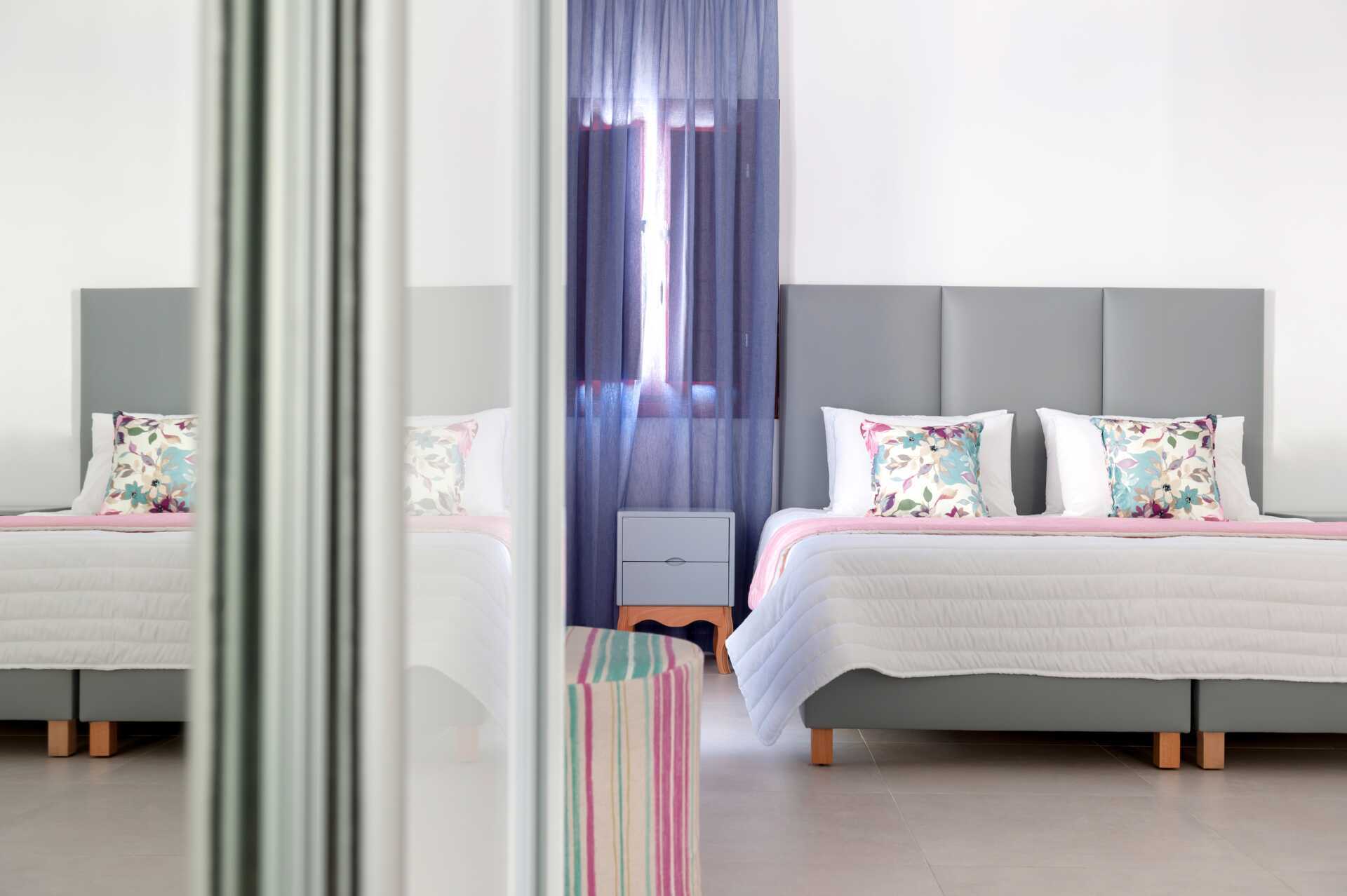 Kahden hengen huone. Hotelli Mar & Mar Crown Suites, Santorini, Kreikka.