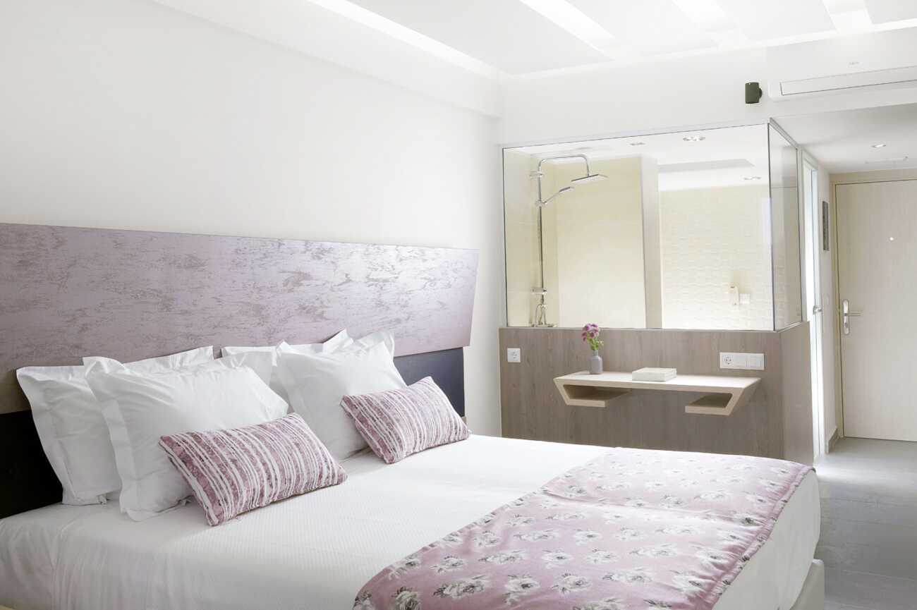 Kahden hengen huone hotelli Melrosessa Rethymnonin kaupungissa Kreetalla, Kreikassa.