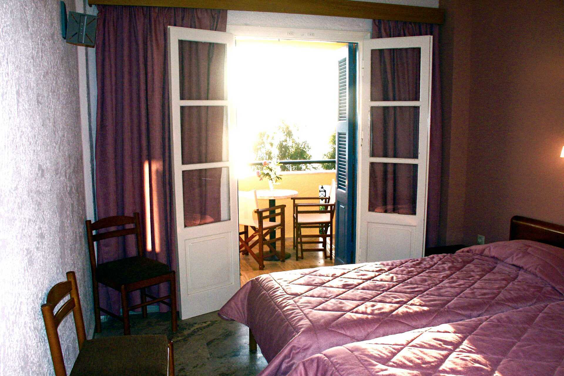 Kahden hengen huone. Hotelli Philoxenia, Kalymnos, Kreikka.