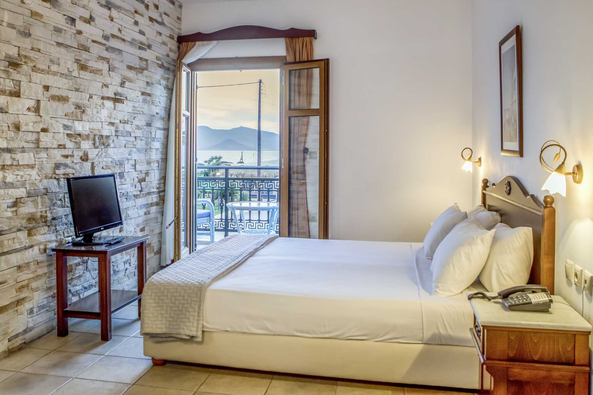 Kahden hengen huone, hotelli Plaza Beach. Agia Anna, Kreikka.