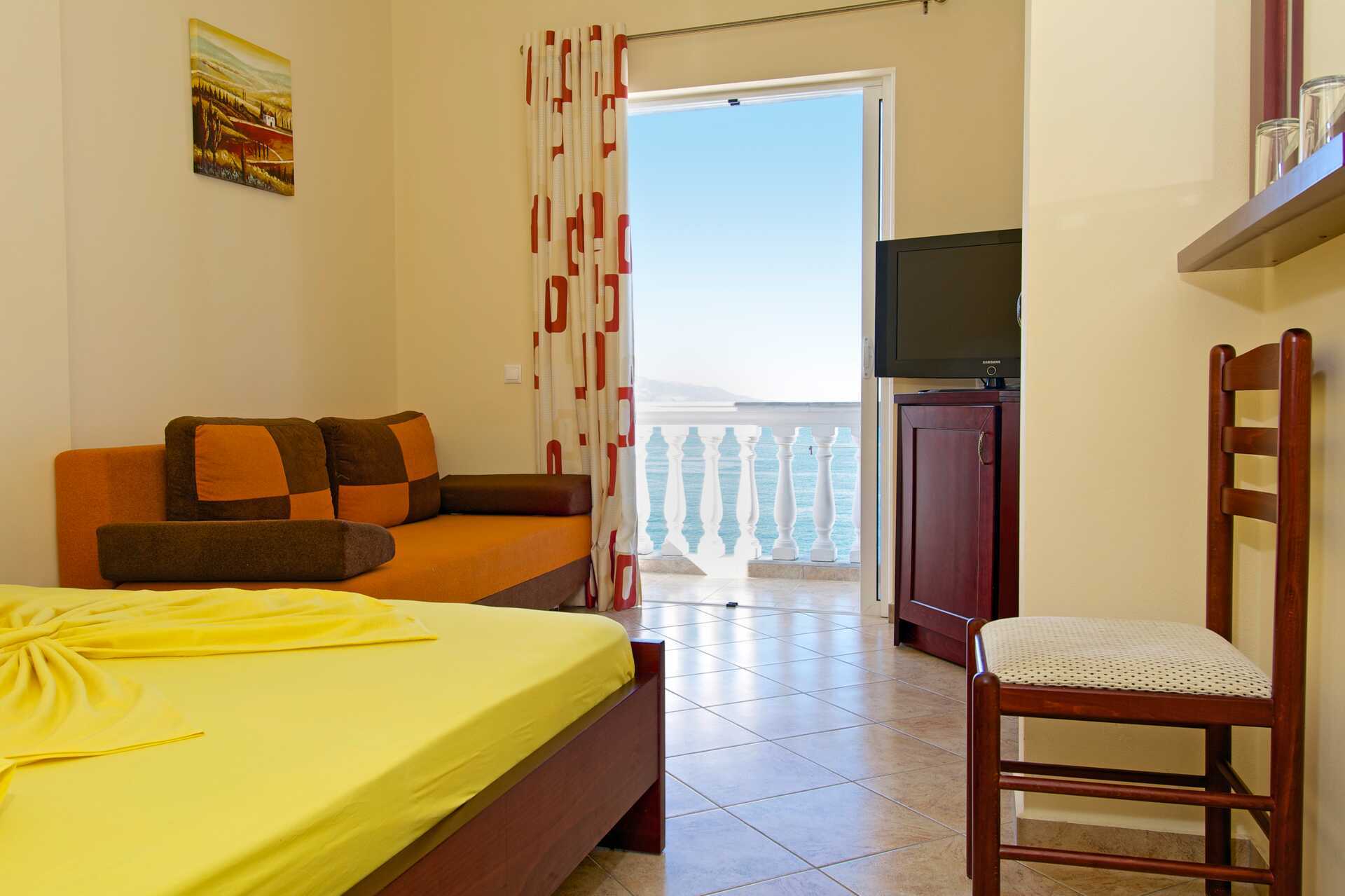 Kahden hengen huone. Hotelli Serxhio, Saranda, Albania.