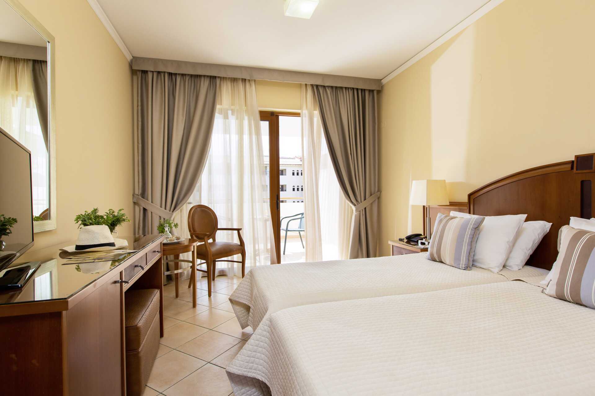 Kahden hengen huone, Hotelli Theartemis Palace, Kreeta, Kreikka.