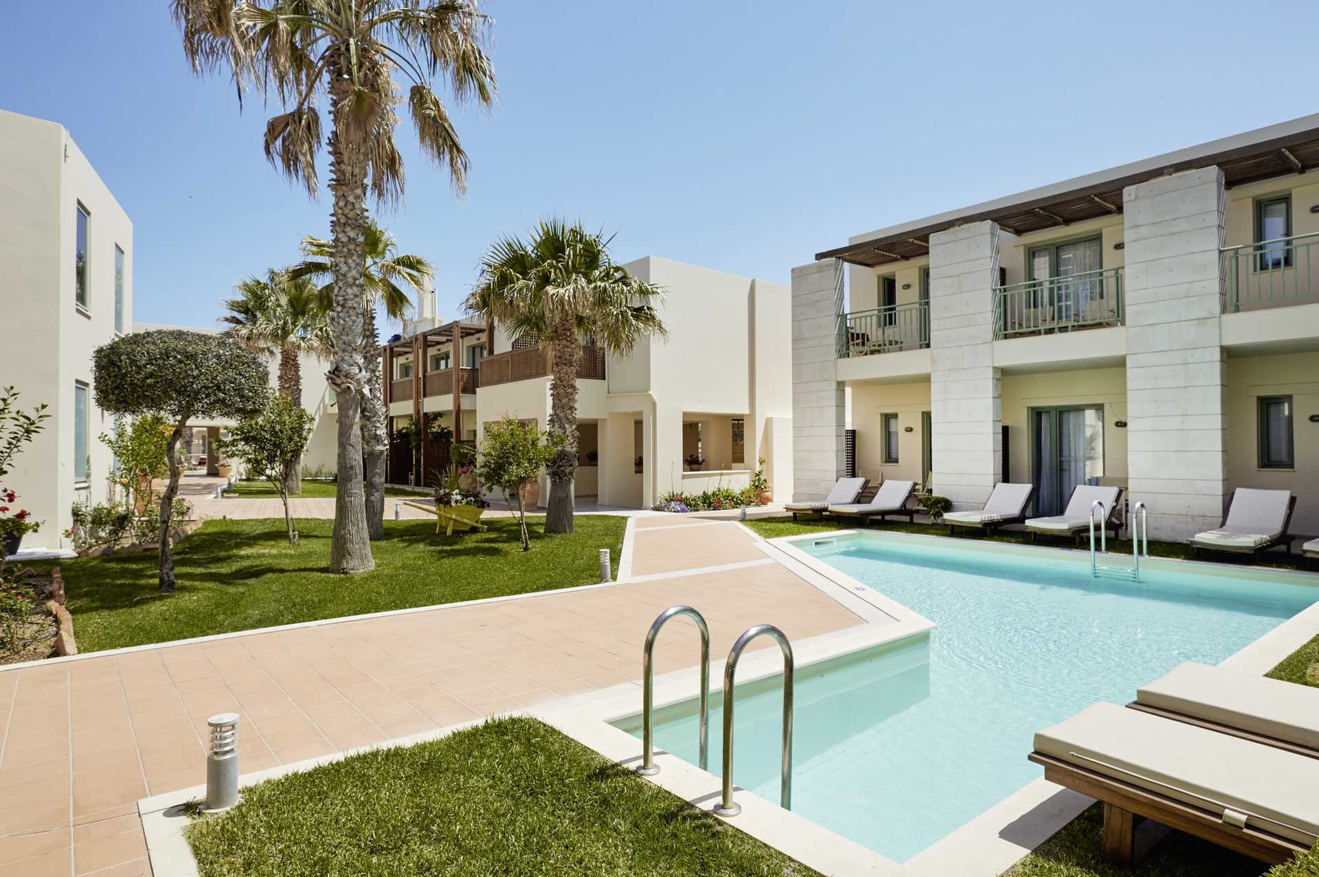 Kahden hengen huone jaetulla uima-altaalla Hotelli Grand Bay Beach Resortissa Kreetalla, Kreikassa.