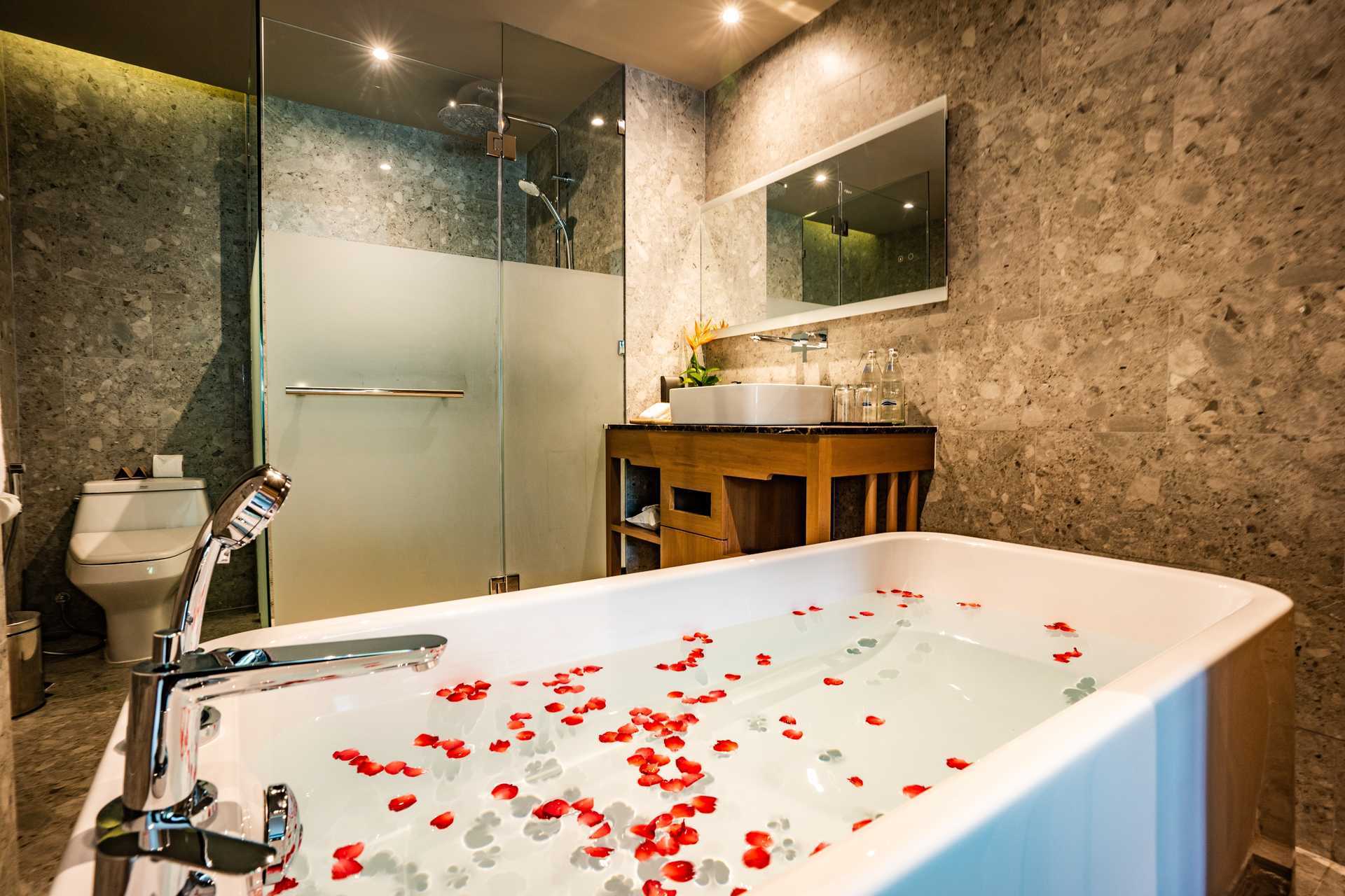 Kahden hengen huone jaetulla uima-altaalla, hotelli La Flora Khao Lak, Khao Lakissa, Thaimaassa.