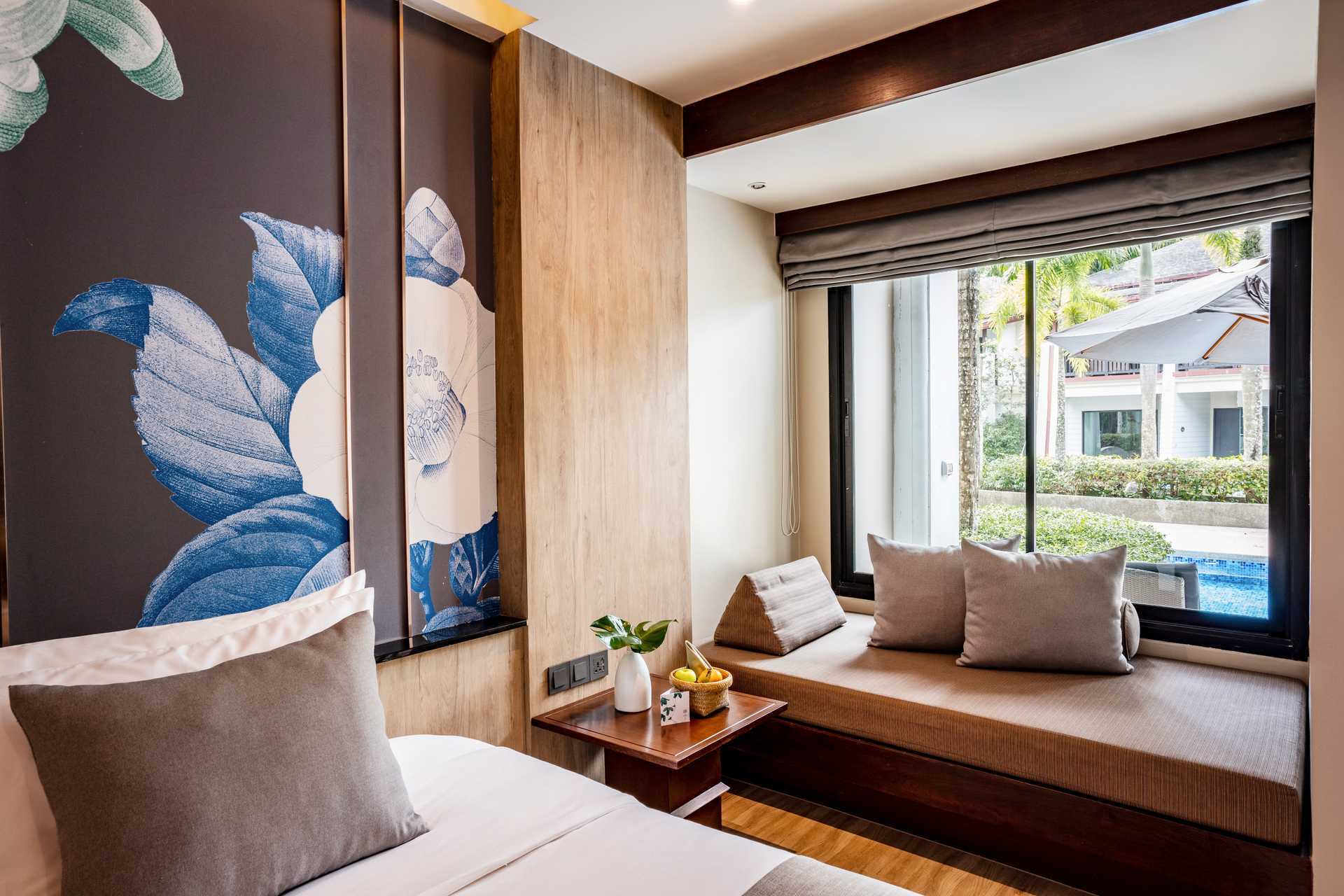 Kahden hengen huone jaetulla uima-altaalla, hotelli La Flora Khao Lak, Khao Lakissa, Thaimaassa.