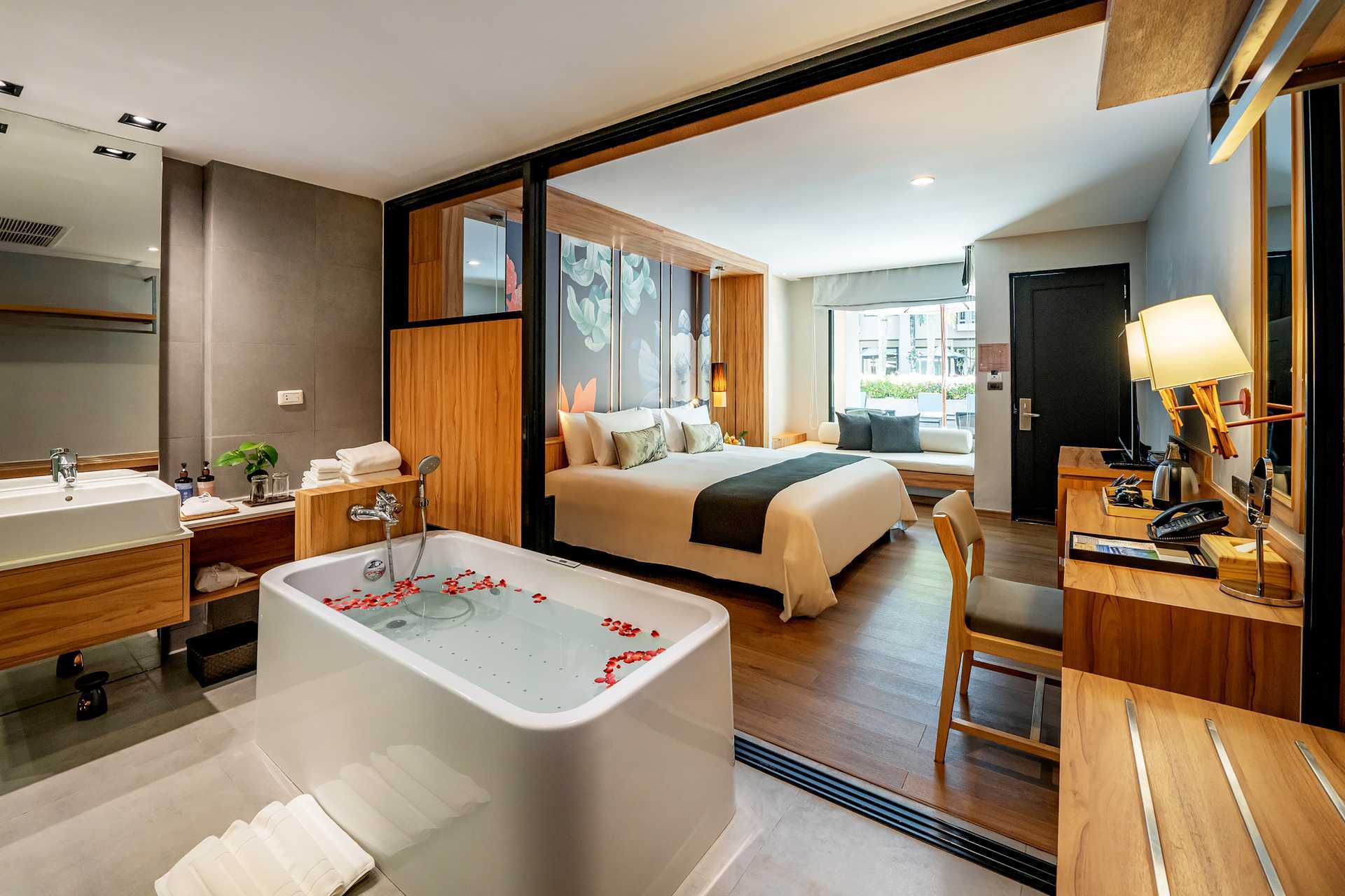 Kahden hengen huone jaetulla uima-altaalla, hotelli La Flora Khao Lak, Khao Lakissa, Thaimaassa.