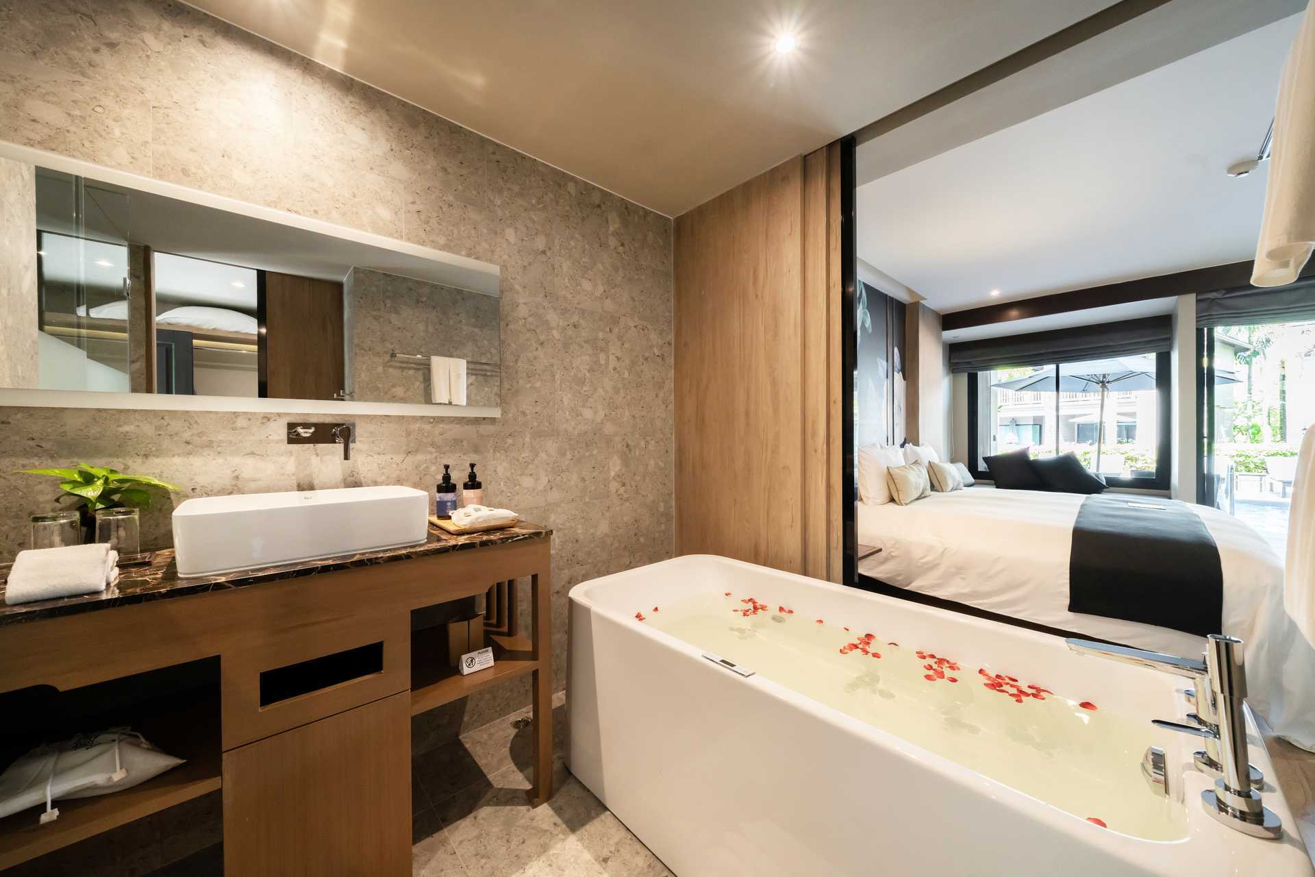 Kahden hengen huone jaetulla uima-altaalla, hotelli La Flora Khao Lak, Khao Lakissa, Thaimaassa.