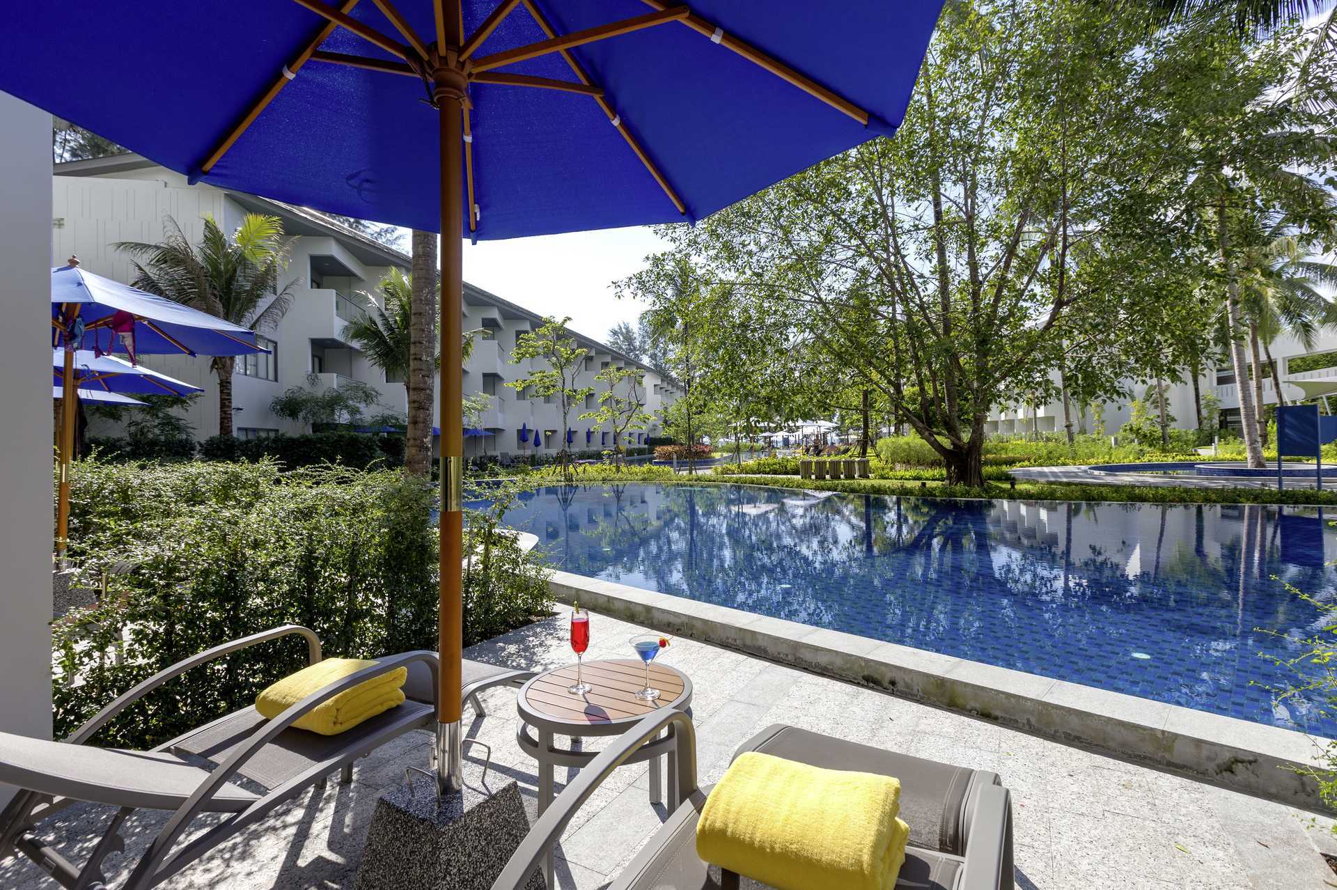 Kahden hengen huone jaetulla uima-altaalla Hotelli X10 Khao Lakissa, Thaimaassa.