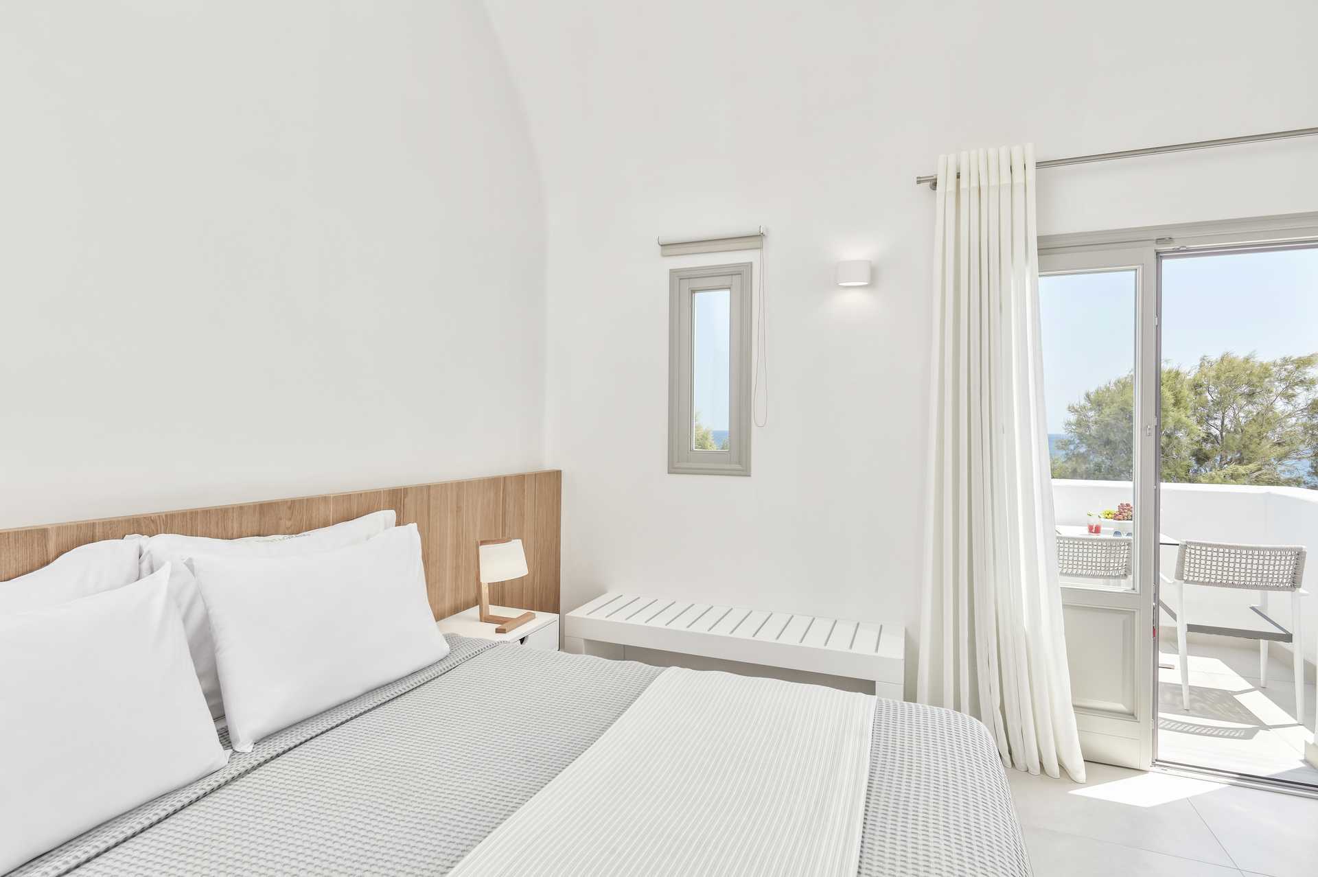 Kahden hengen huone merelle päin Costa Grand Resort &amp; Spassa Kamarissa, Santorinissa, Kreikassa.
