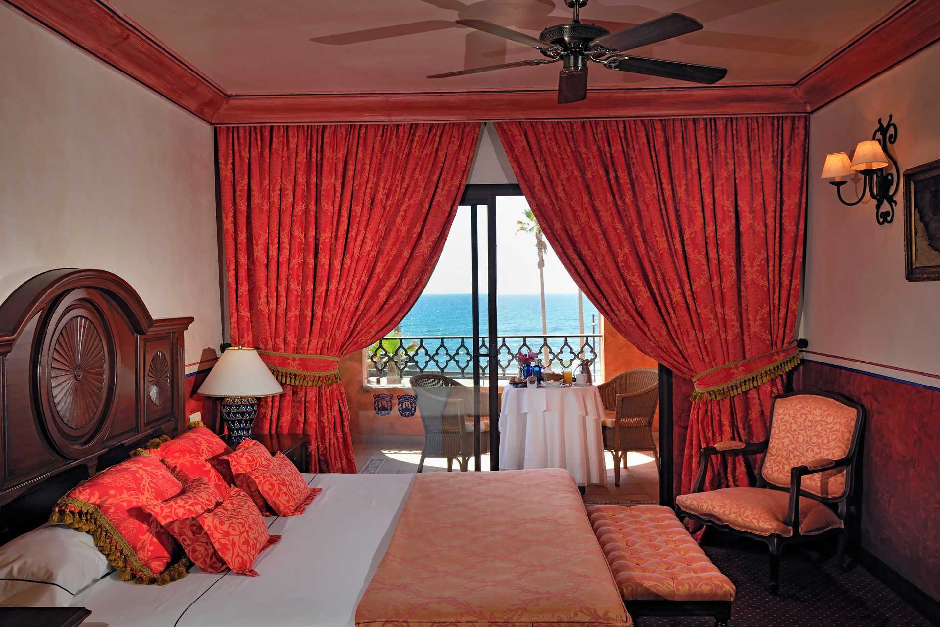 Kahden hengen huone merinäköalalla.