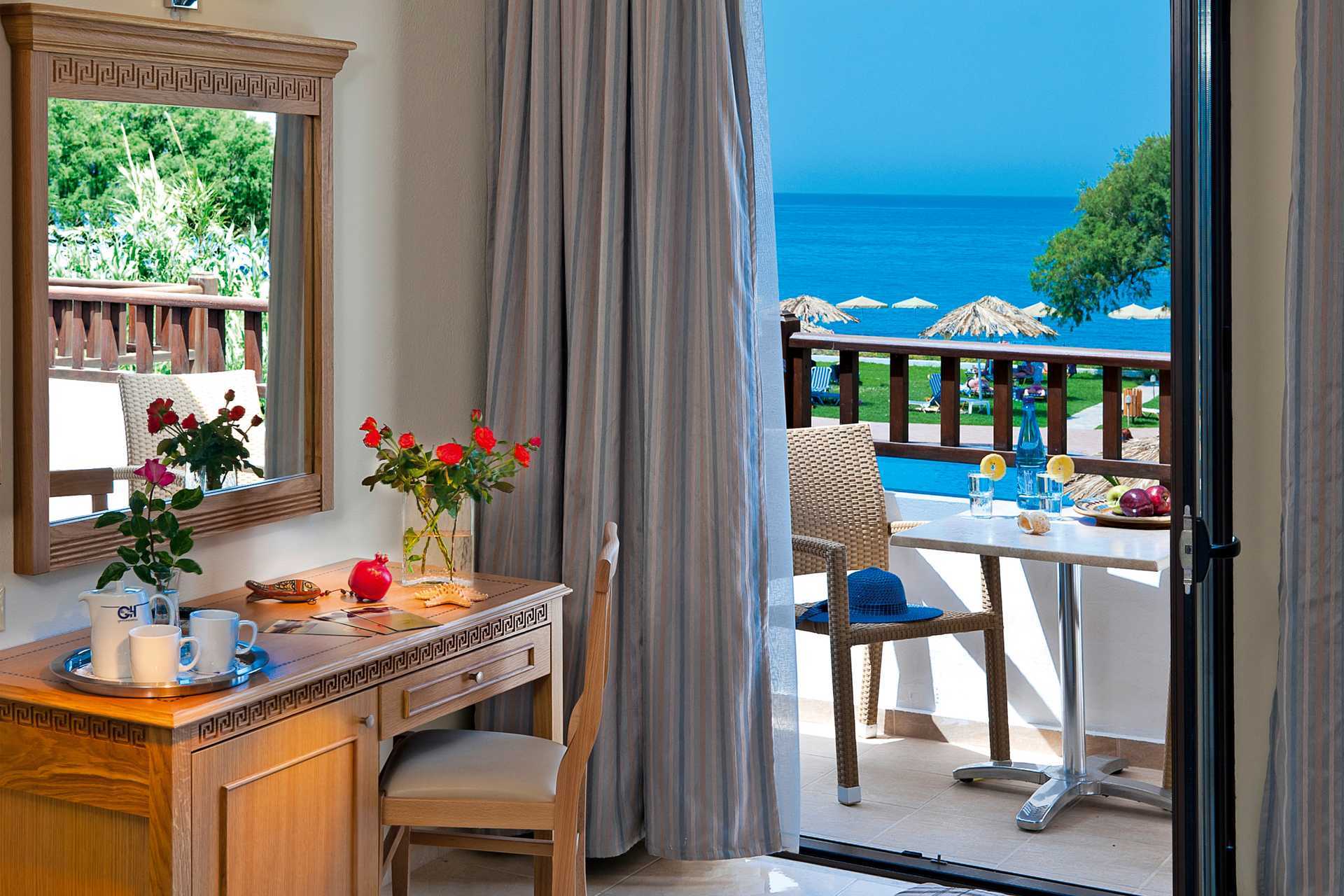 Kahden hengen huone merinäköalalla.