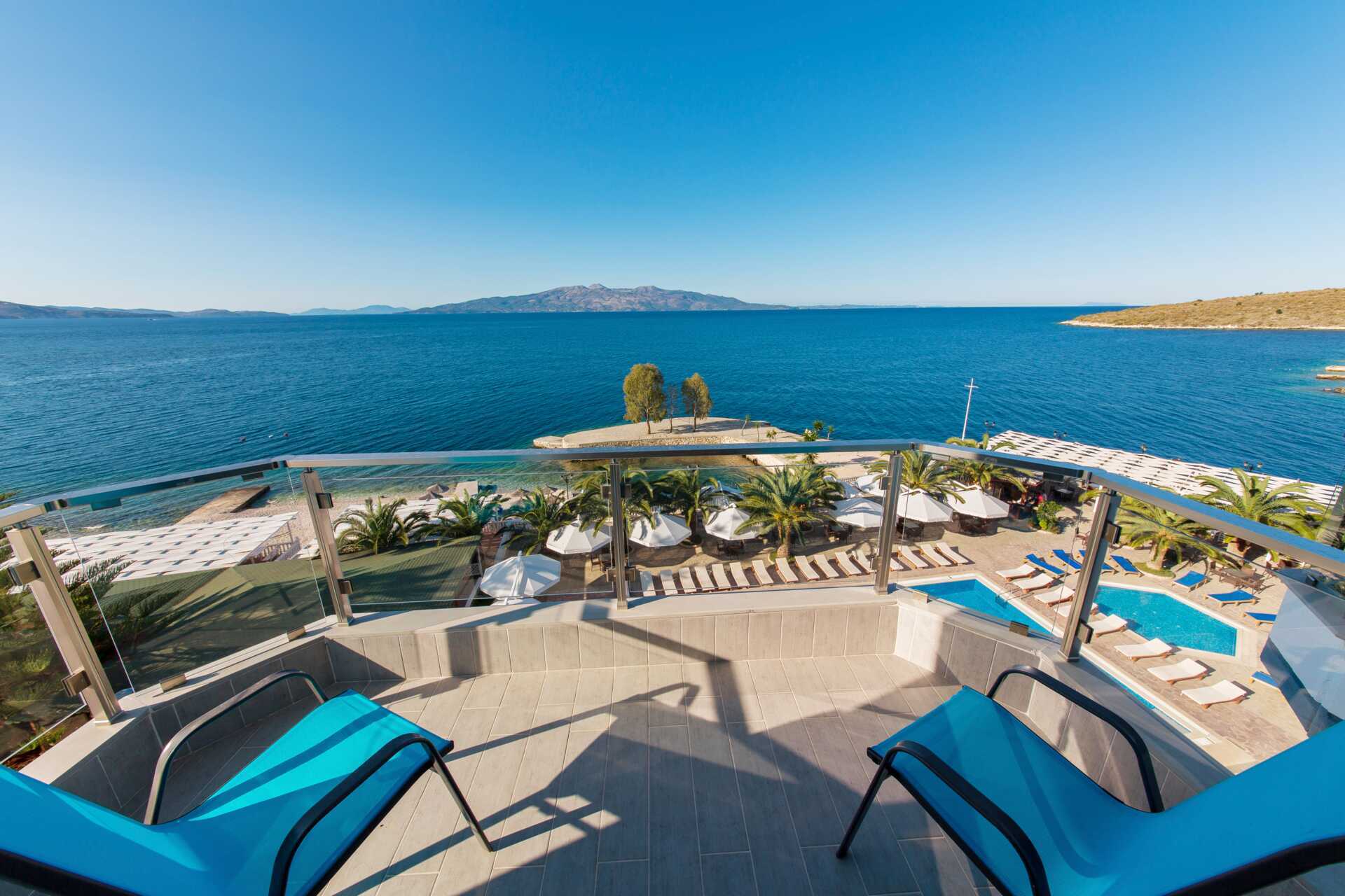 Kahden hengen huone merinäköalalla. Hotelli Saranda Palace, Albania.