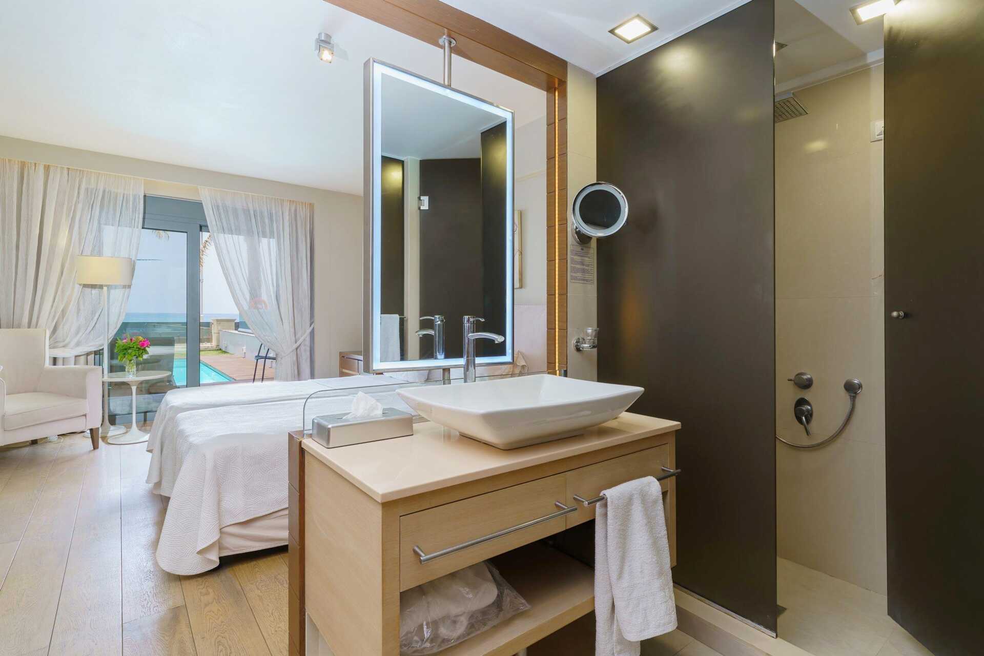 Kahden hengen huone omalla altaalla.