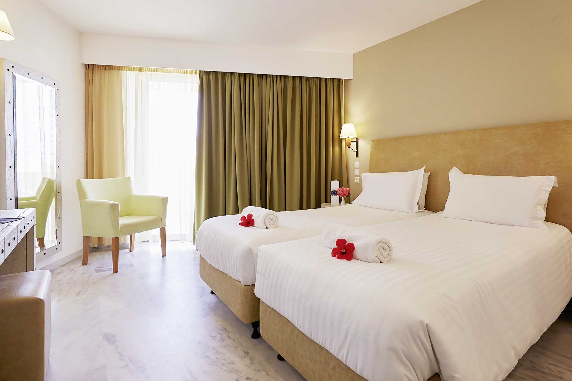 Kahden hengen huone puutarhanäköalalla.