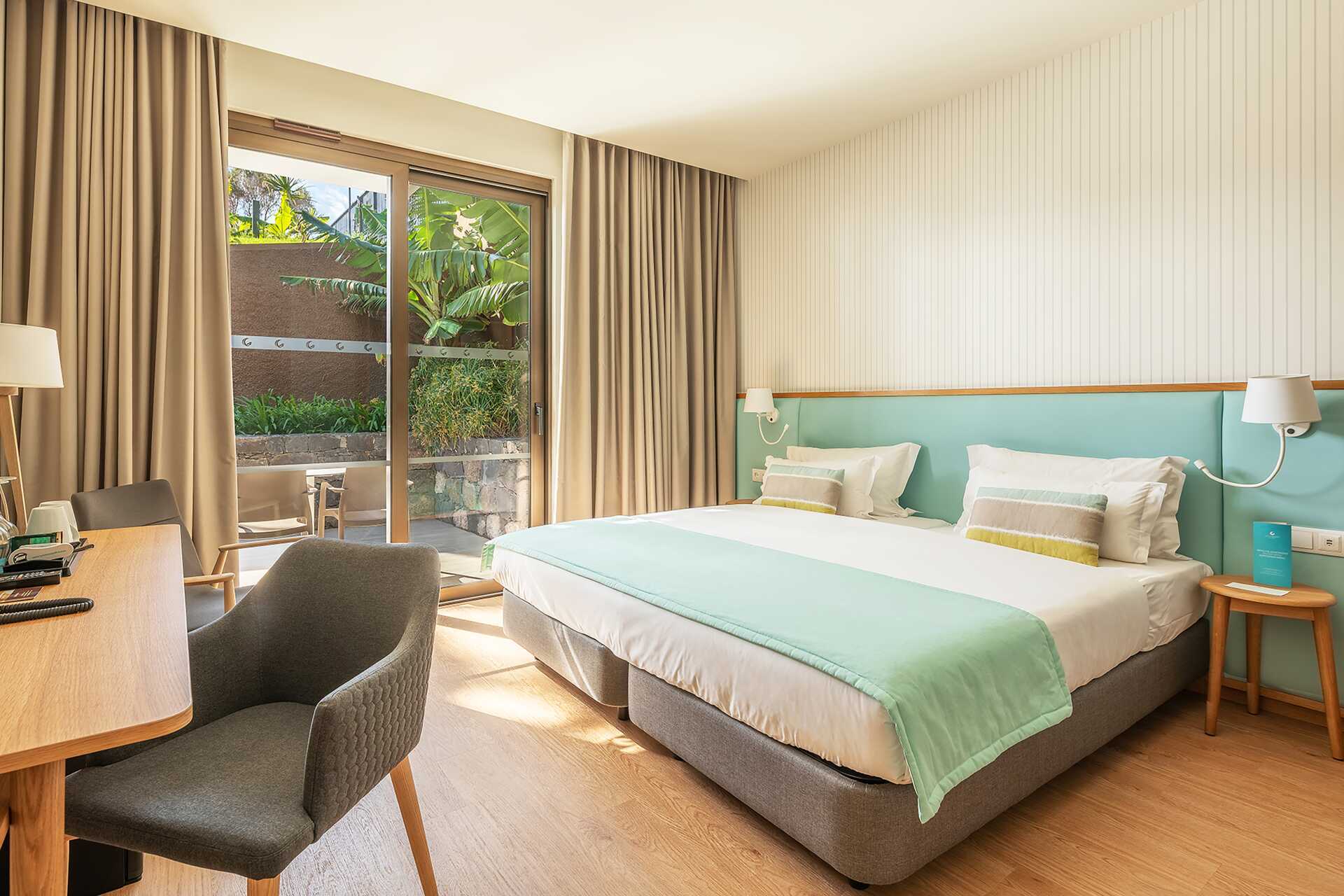 Kahden hengen huone puutarhanäköalalla hotelli Sentido Galomarissa Madeiralla, Portugalissa.