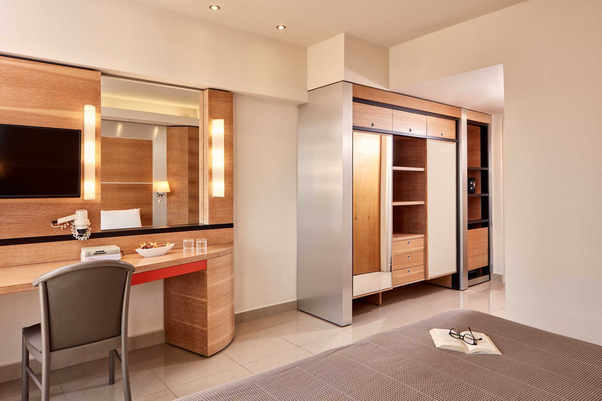 Kahden hengen huone rajoitetulla merinäköalalla.