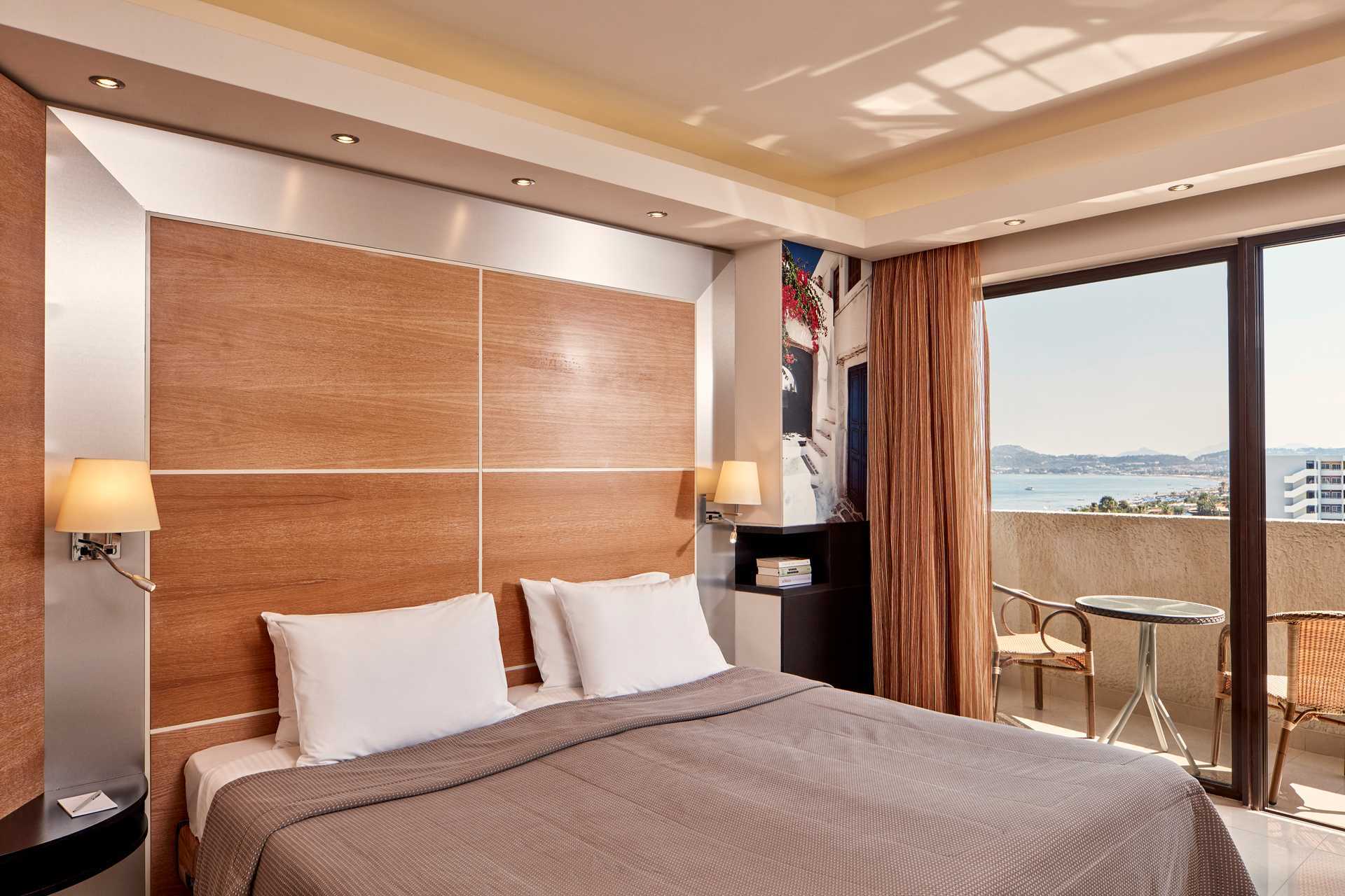 Kahden hengen huone rajoitetulla merinäköalalla.