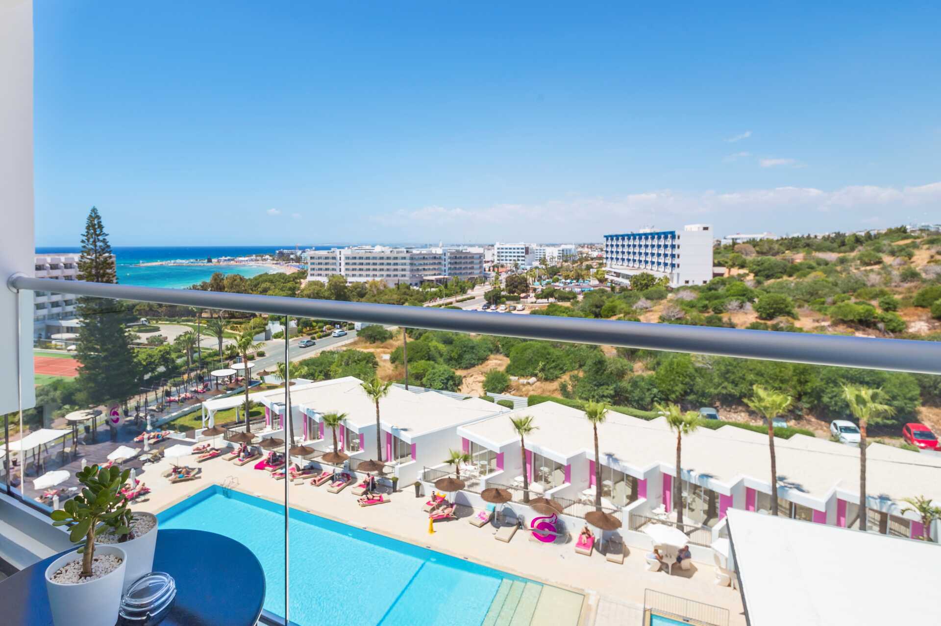 Kahden hengen huone rajoitetulla merinäköalalla