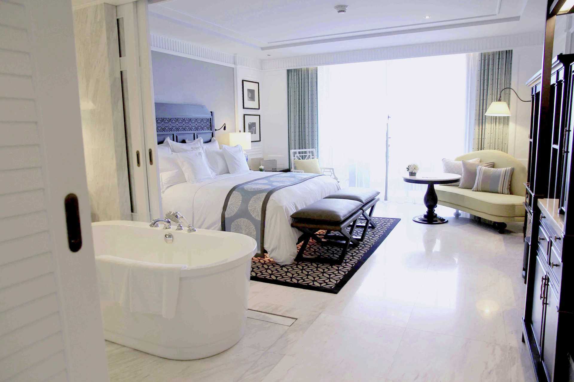 Kahden hengen huone sivurakennuksessa Hotelli Intercontinental Hua Hin Resortissa, Thaimaassa.
