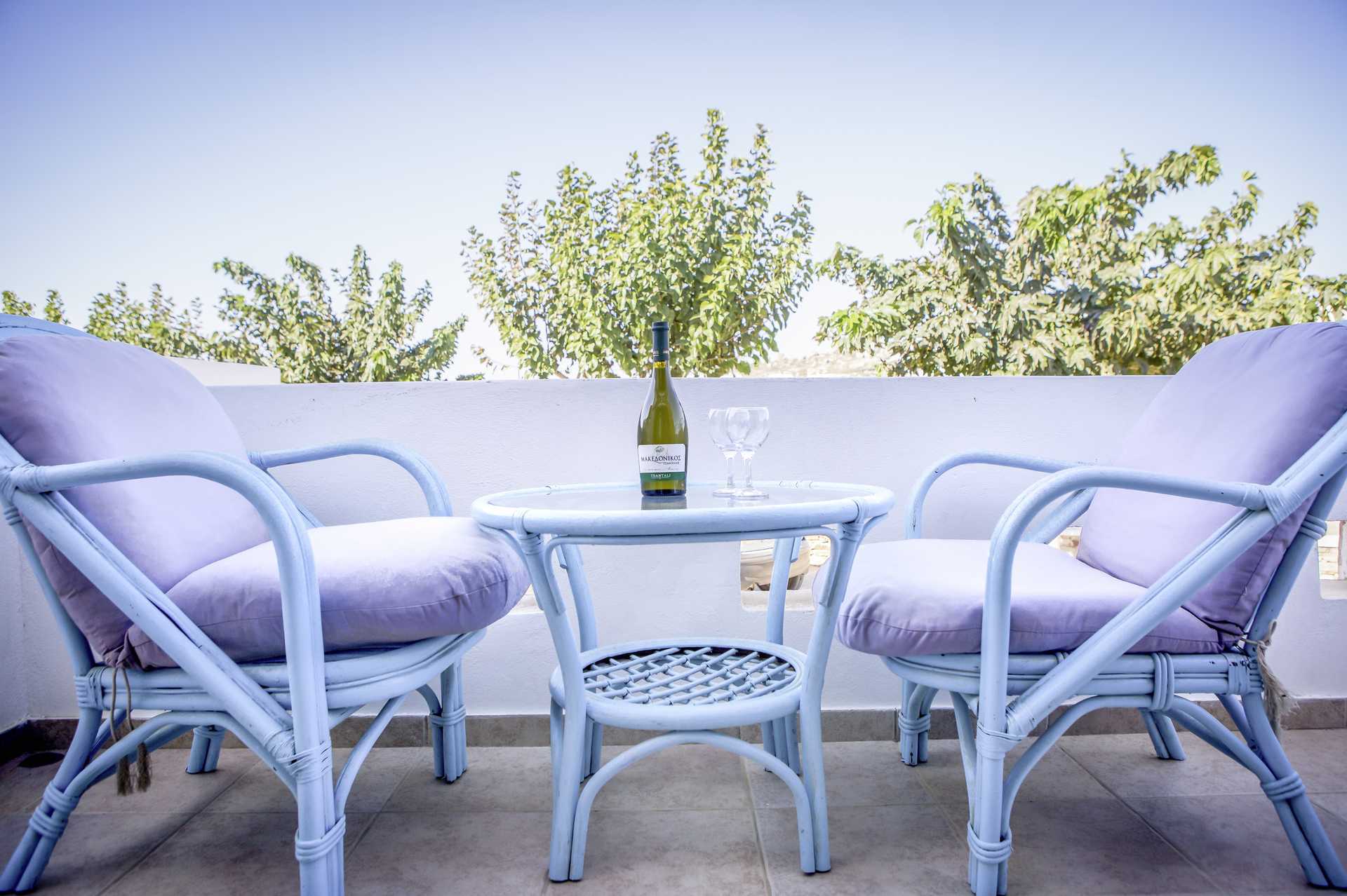 Kahden hengen huoneen ulkotila, hotelli Plaza Beach. Agia Anna, Kreikka.