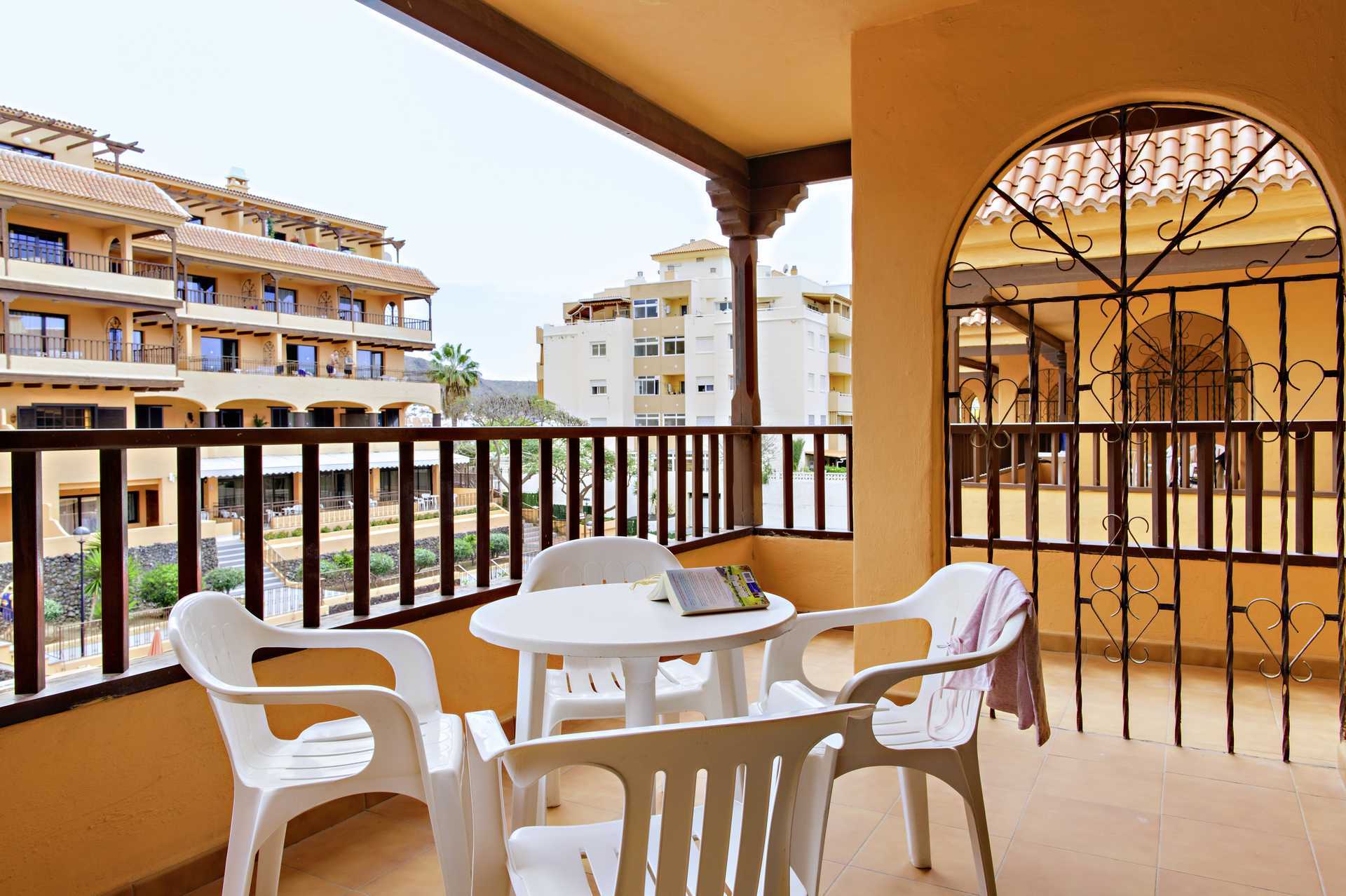 Kahden huoneen huoneisto Hotel Los Alisiosissa Los Cristianosissa Teneriffalla.