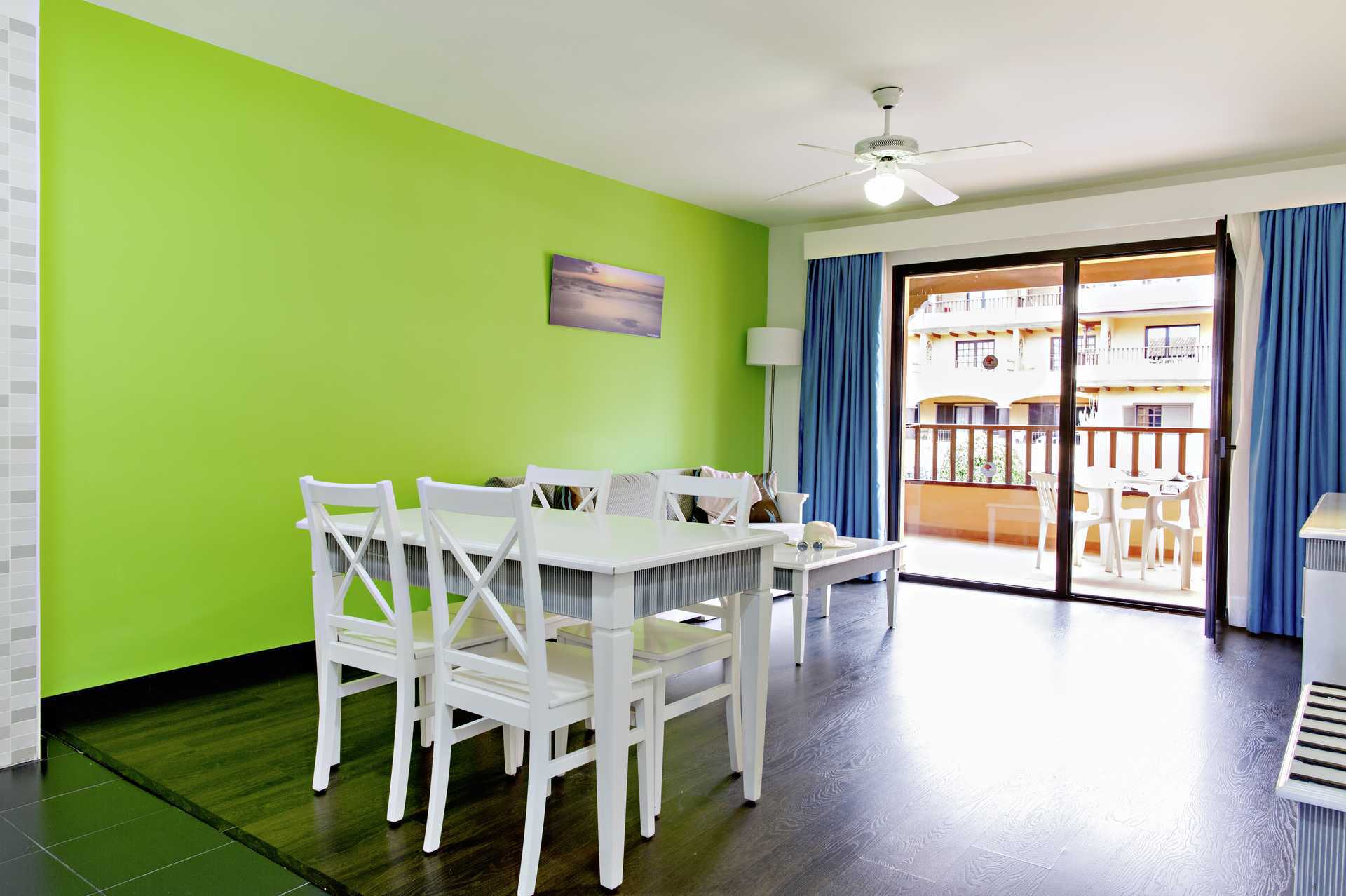 Kahden huoneen huoneisto Hotel Los Alisiosissa Los Cristianosissa Teneriffalla.