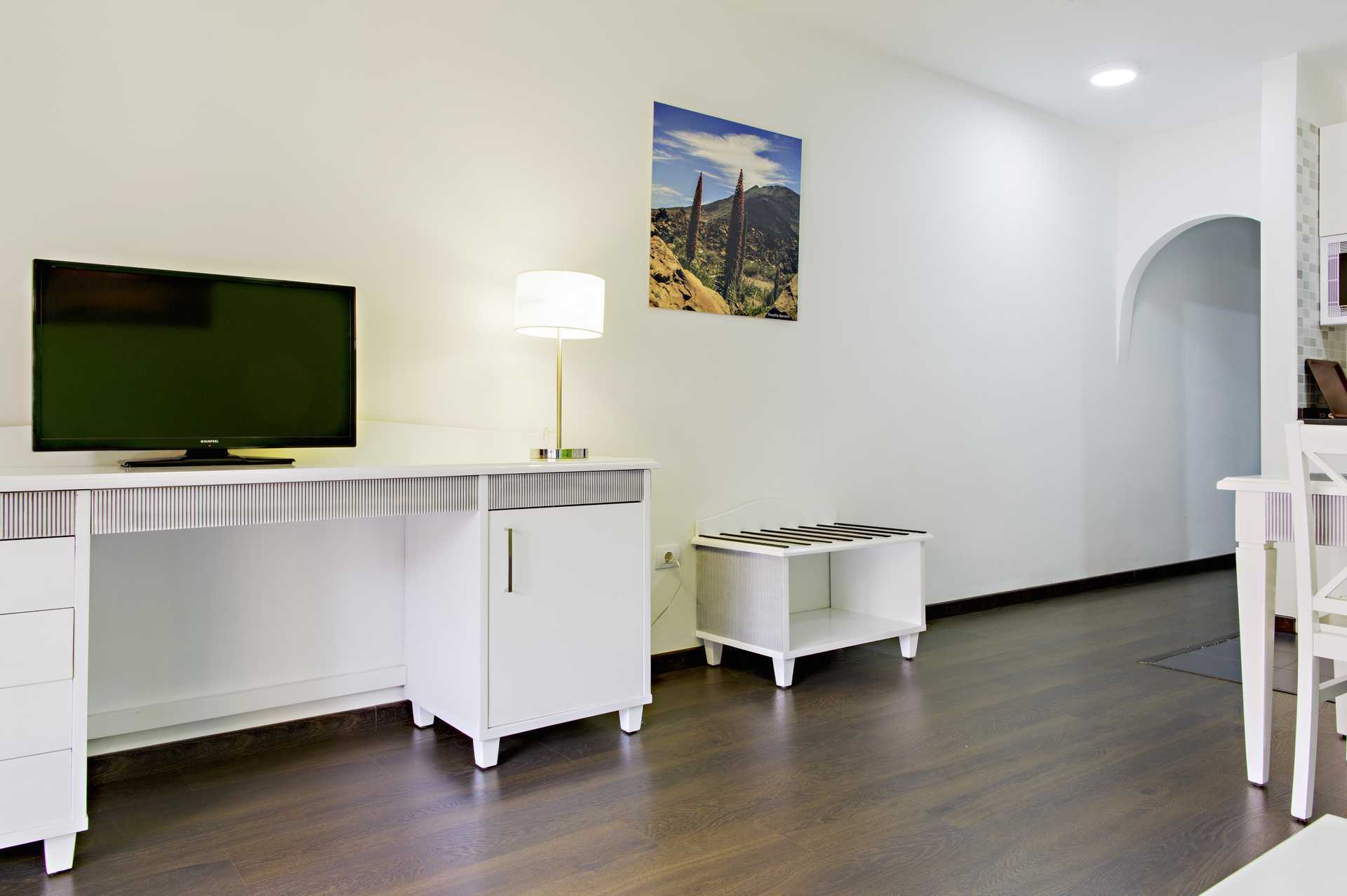 Kahden huoneen huoneisto Hotel Los Alisiosissa Los Cristianosissa Teneriffalla.