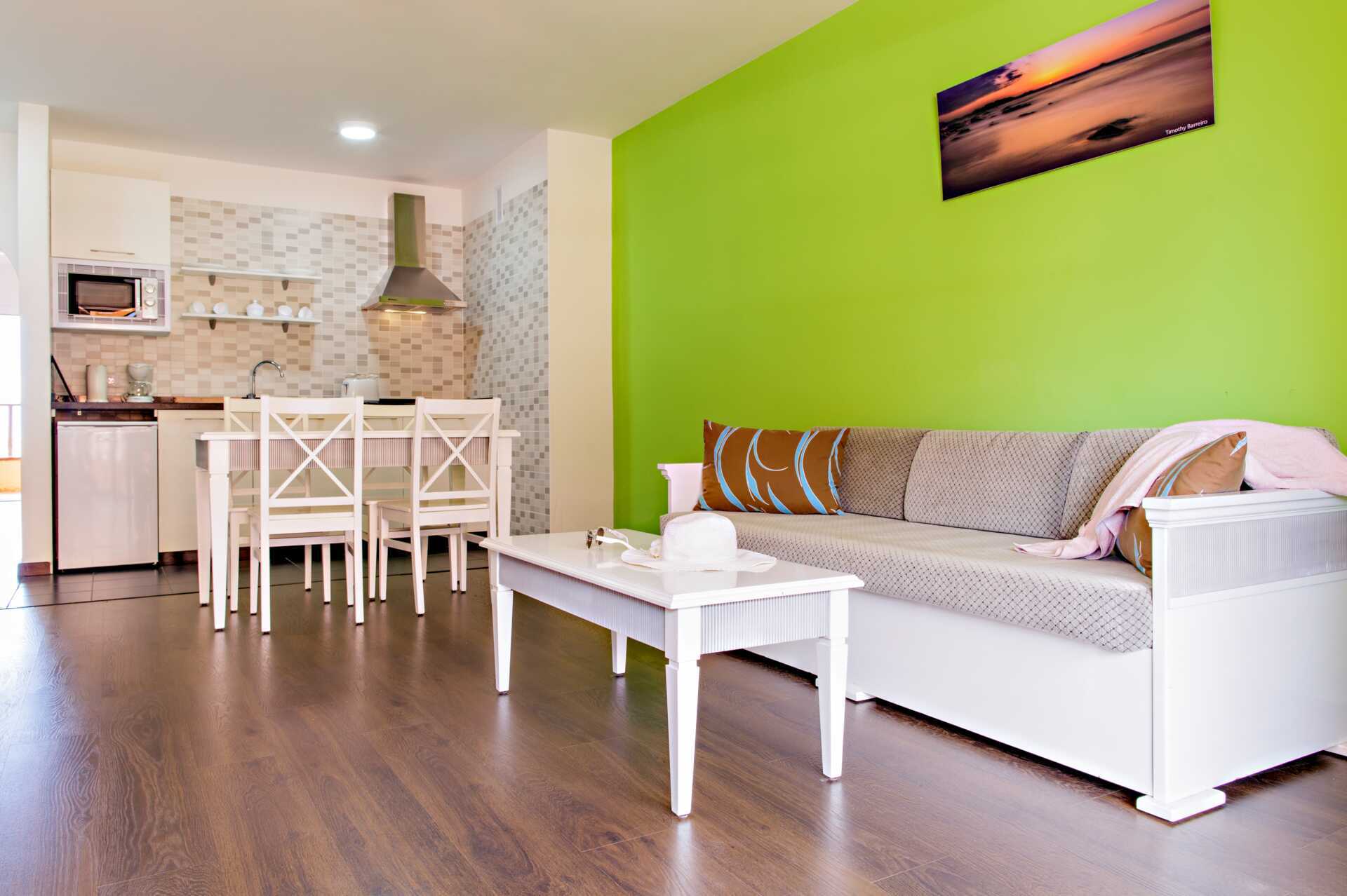 Kahden huoneen huoneisto Hotel Los Alisiosissa Los Cristianosissa Teneriffalla.