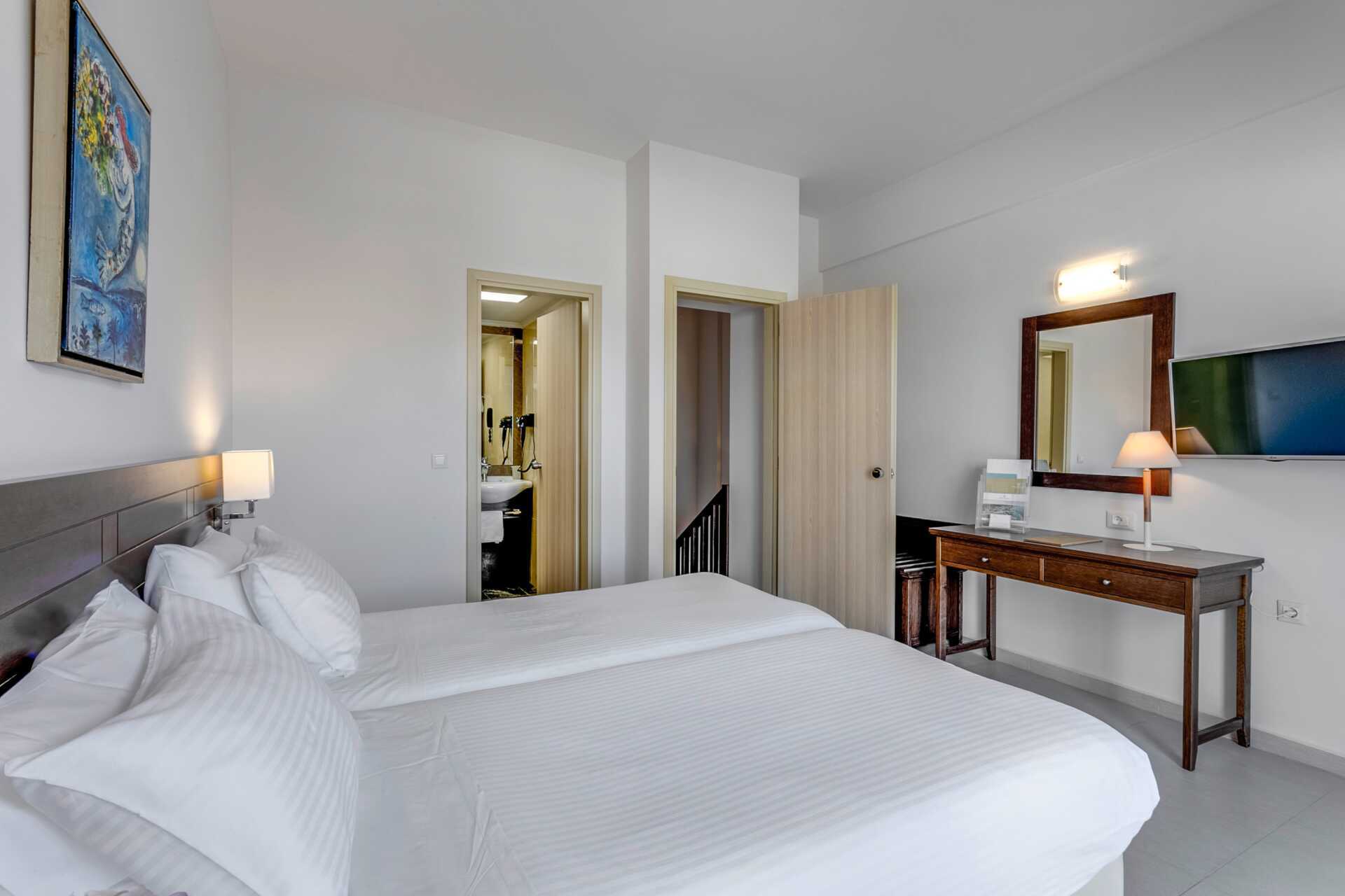 Kaksikerroksinen kaksio kerroksessa Hotelli Casa di Portossa Kreetalla, Kreikassa.