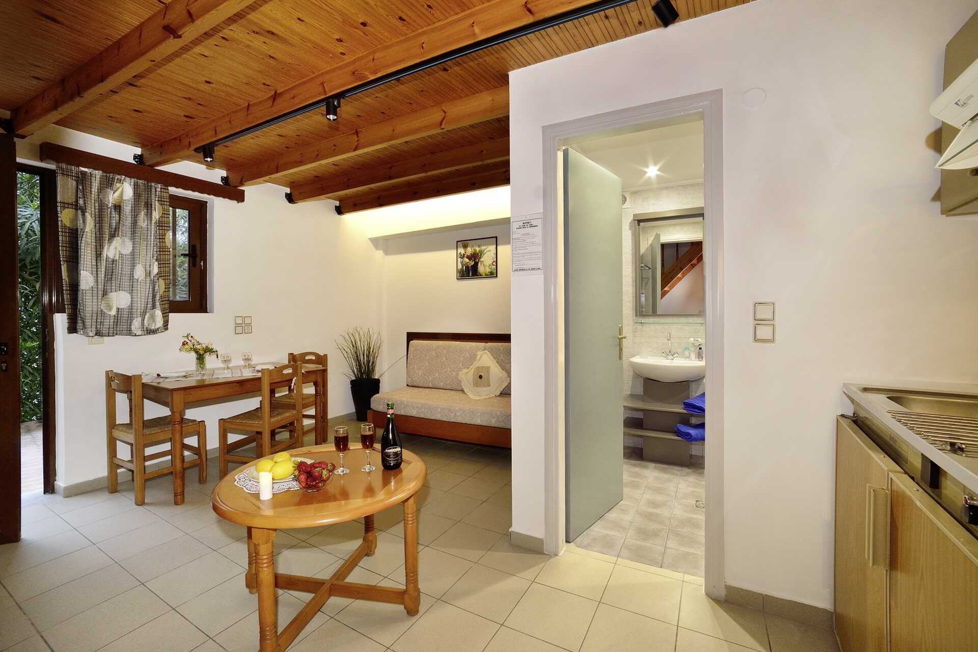 Kaksikerroksinen kaksio,Hotelli Mythos Platanias, Kreeta.