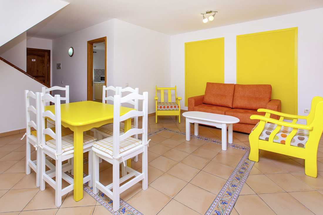 Kaksikerroksinen kolmio hotelli Maxorata Beachissä Corralejossa, Fuerteventuralla.