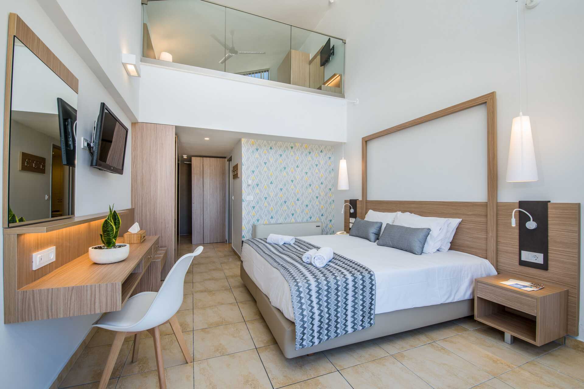 Kaksikerroksinen yksiö Kiani Beach Resortissa Kalivesissa Kreetalla, Kreikassa.