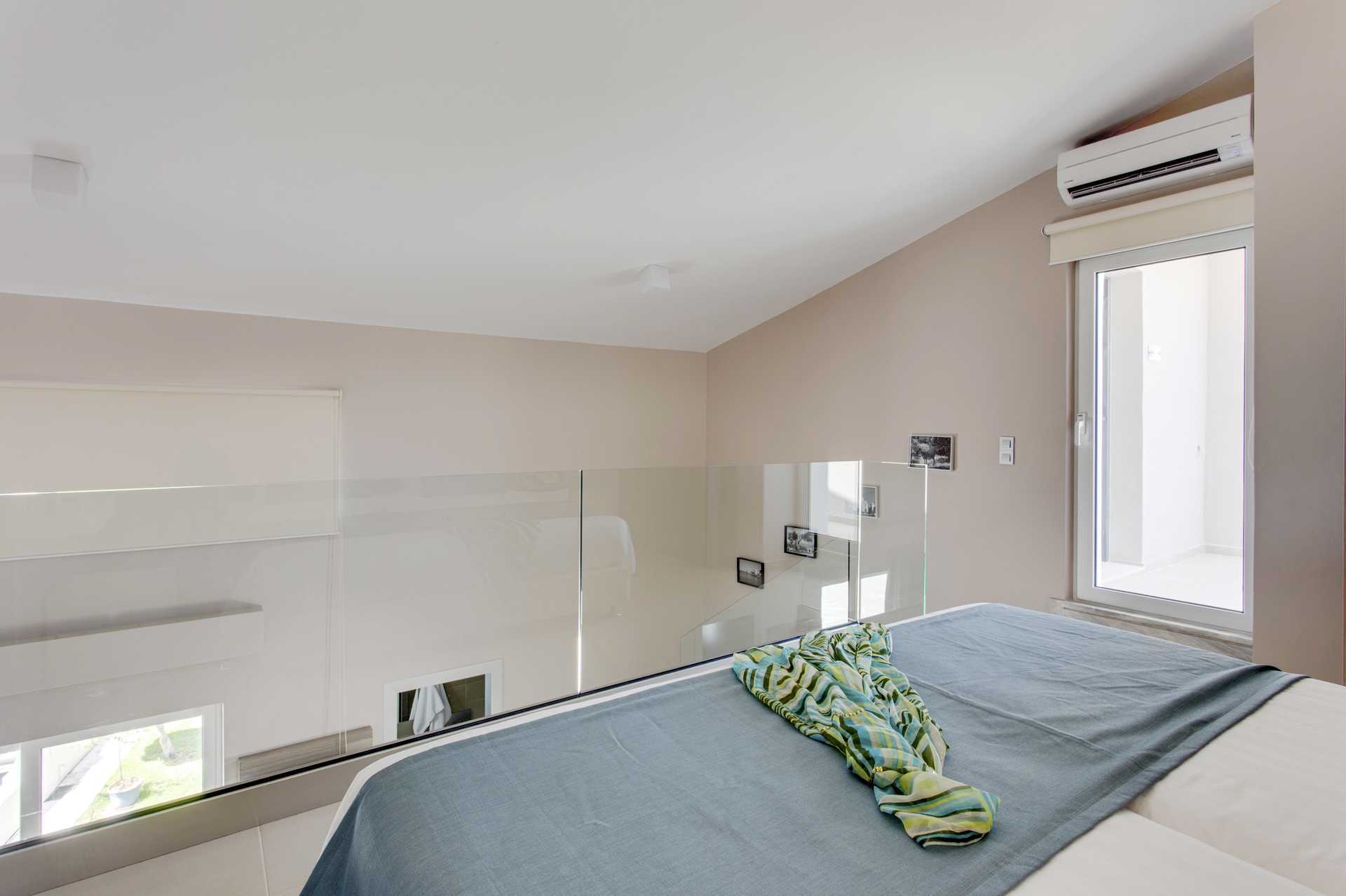 Kaksikerroksinen yksiö Santa Helena Beachin Plataniaksessa Kreetalla.