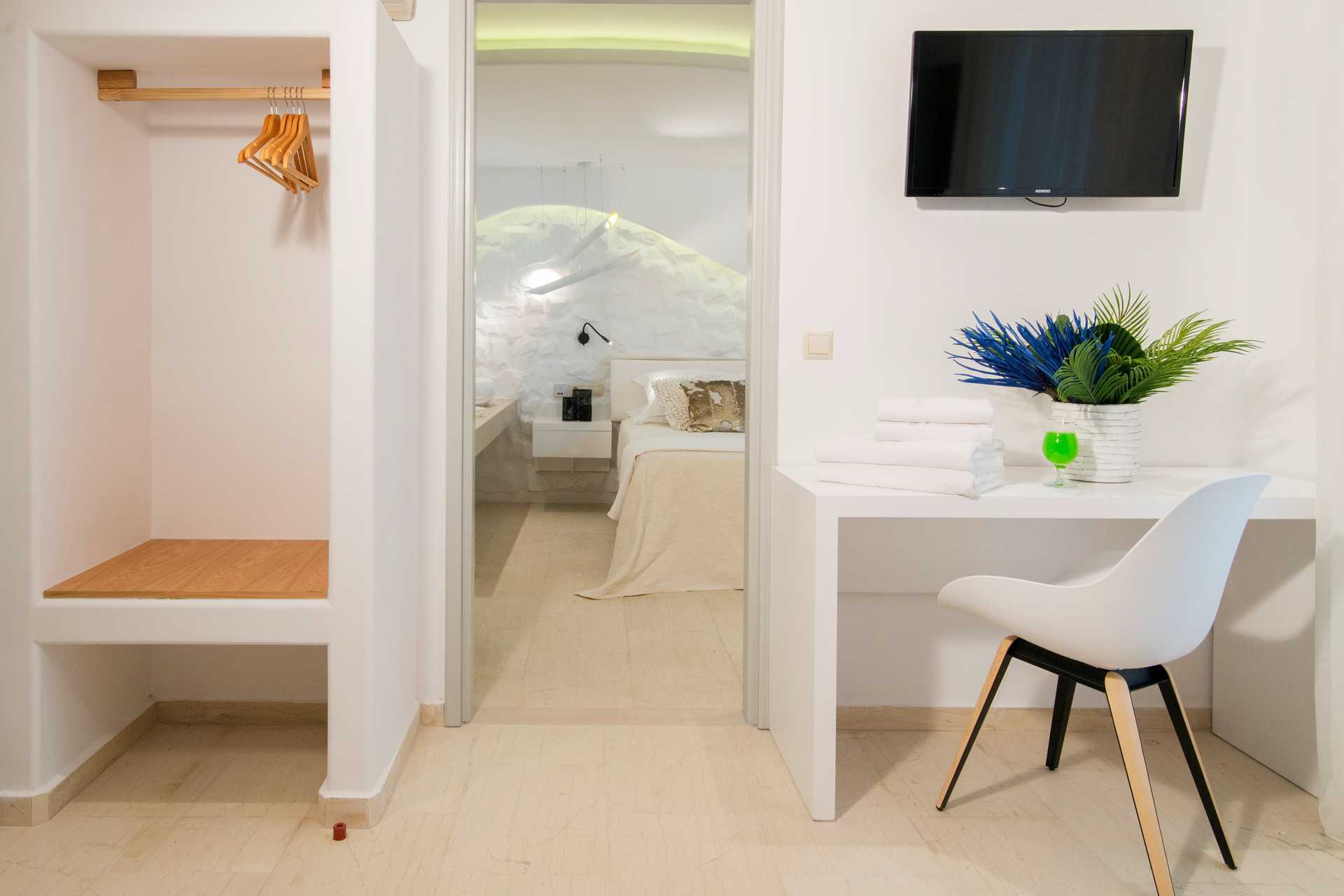 Kaksio alennetulla maatasolla hotelli Spirosissa Naxoksen kaupungissa.