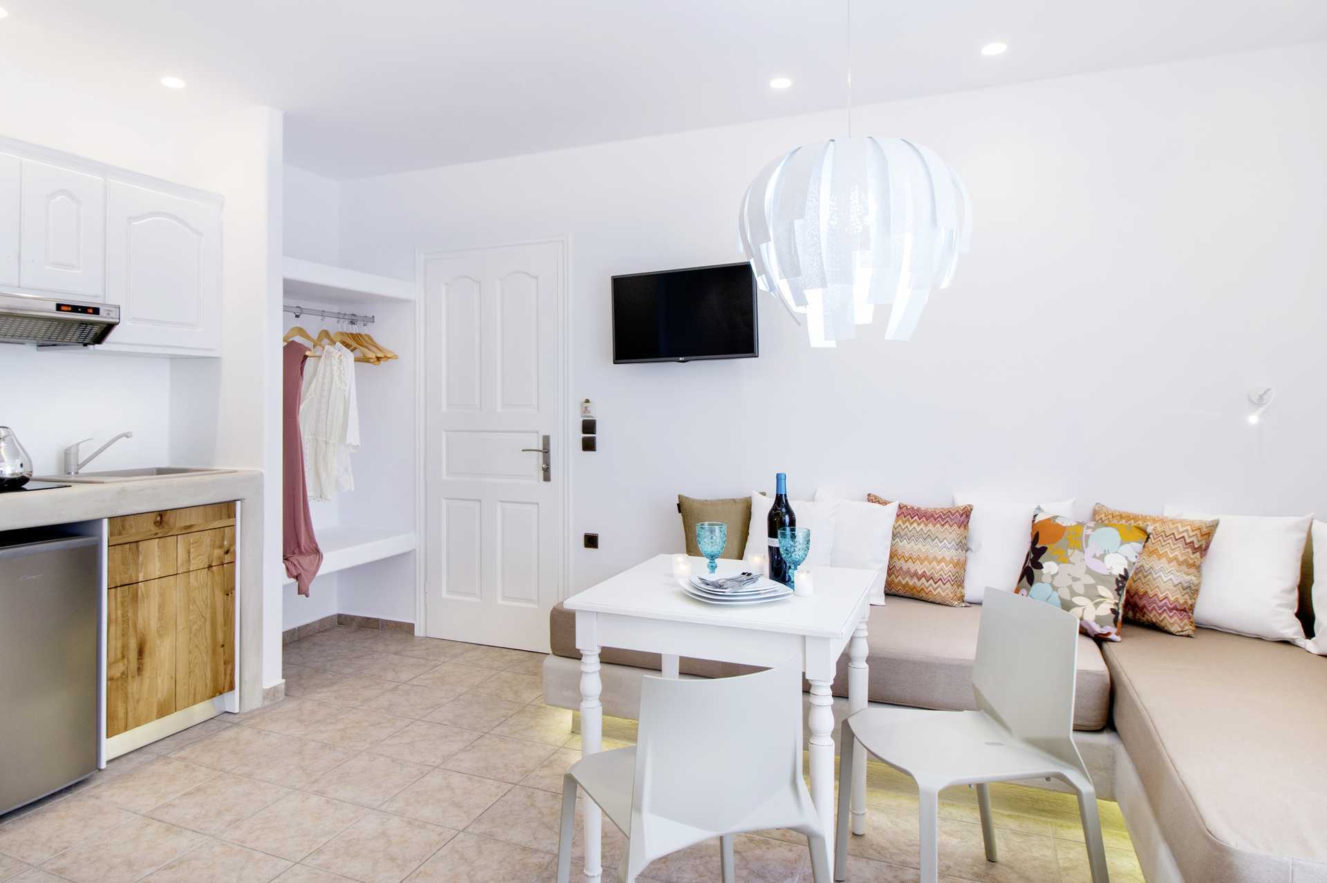 Kaksio alennetulla maatasolla hotelli Spirosissa Naxoksen kaupungissa.