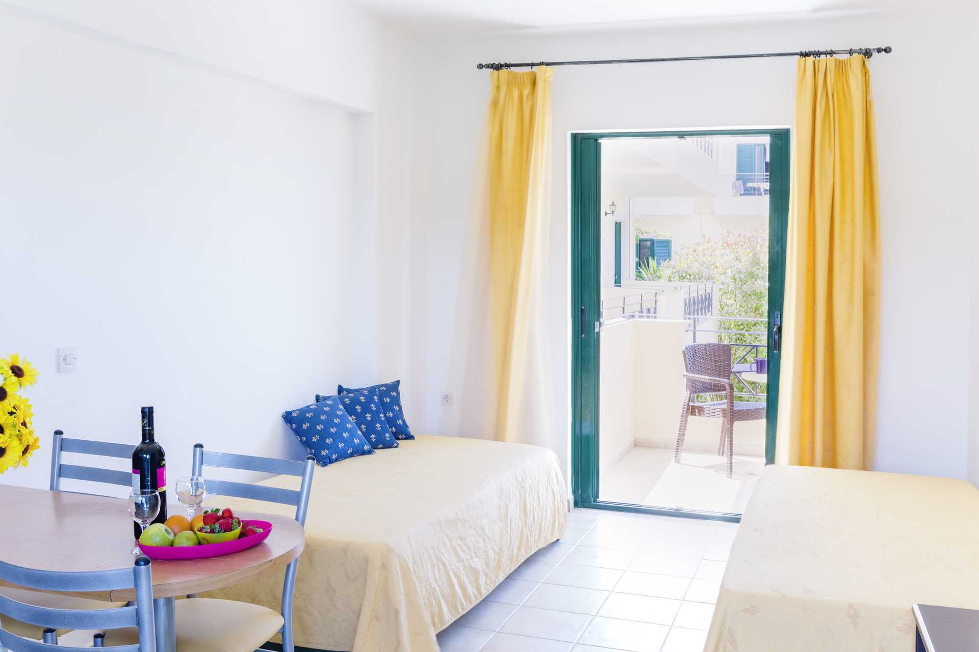 Kaksio. Hotelli Likithos Village, Korfu, Kreikka.