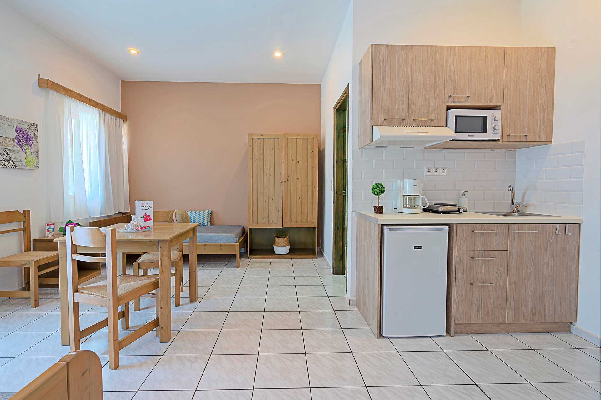 Kaksio hotelli Sonio Beachissä Plataniaksessa Kreetalla, Kreikassa.