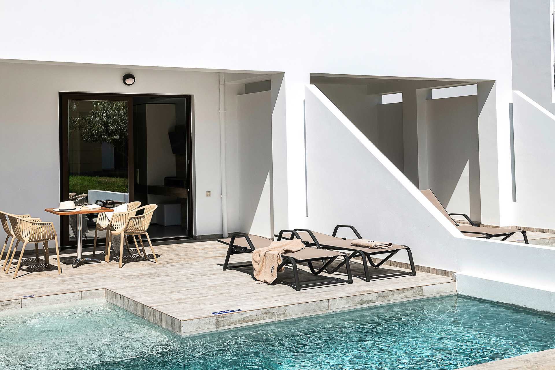 Kaksio oma uima-allas asunto Geraniotis Beach Plataniaksessa Kreetalla, Kreikassa.