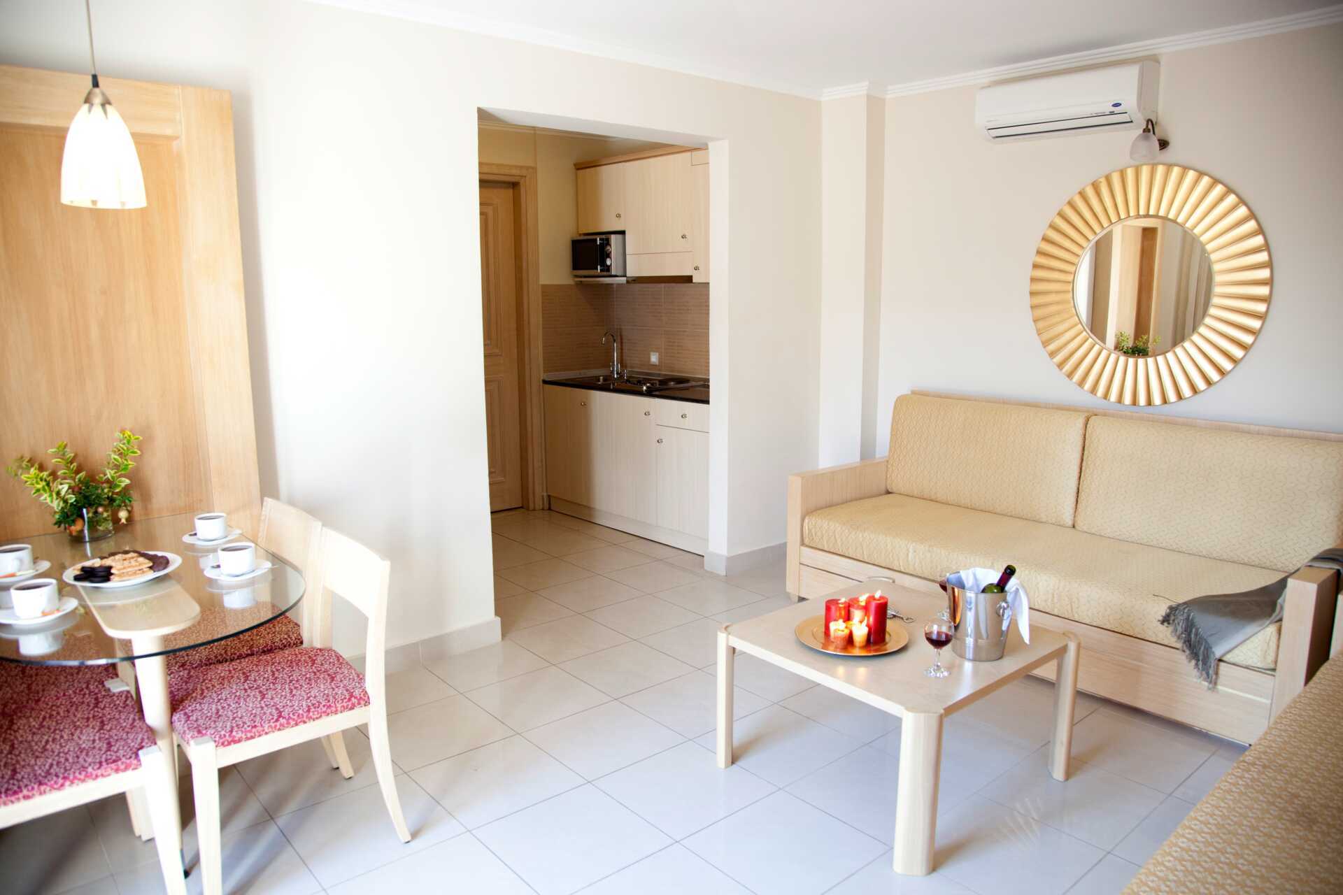 Kaksio oma uima-allas Okeanis Golden Resortissa Agii Apostolissa Kreetalla.