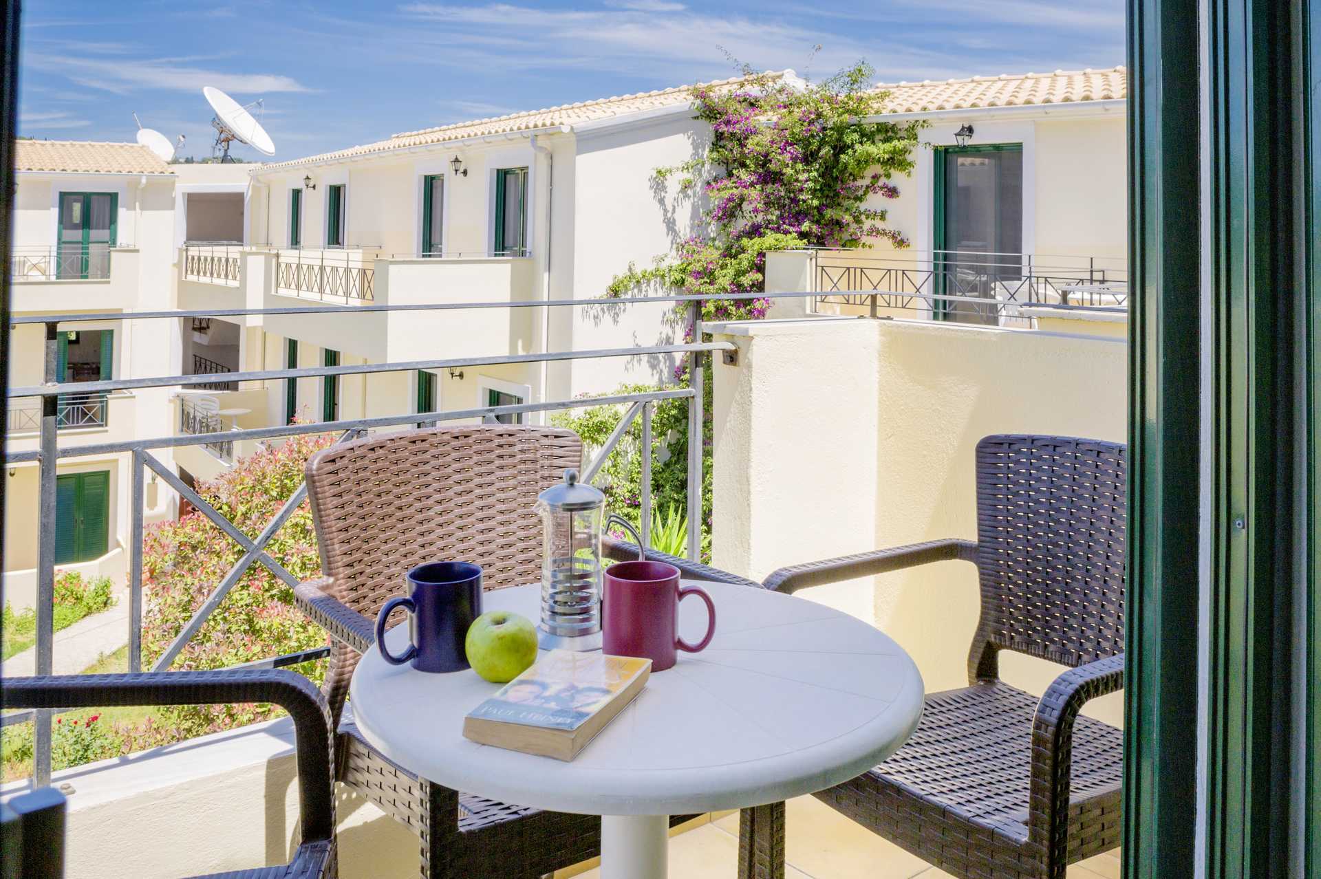 Kaksio/yksiö vanhemmassa osassa. Hotelli Likithos Village, Korfu, Kreikka.