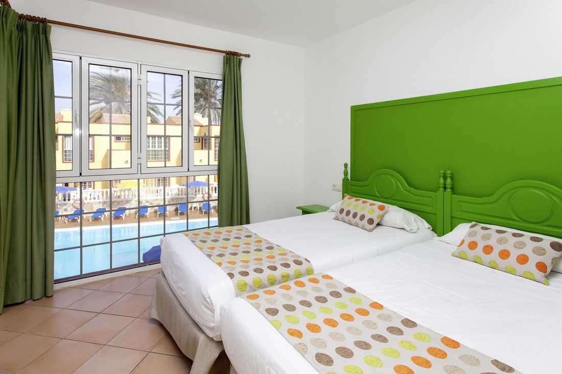 Kaksiokerroksinen kolmio hotelli Maxorata Beachissä Corralejossa, Fuerteventuralla.