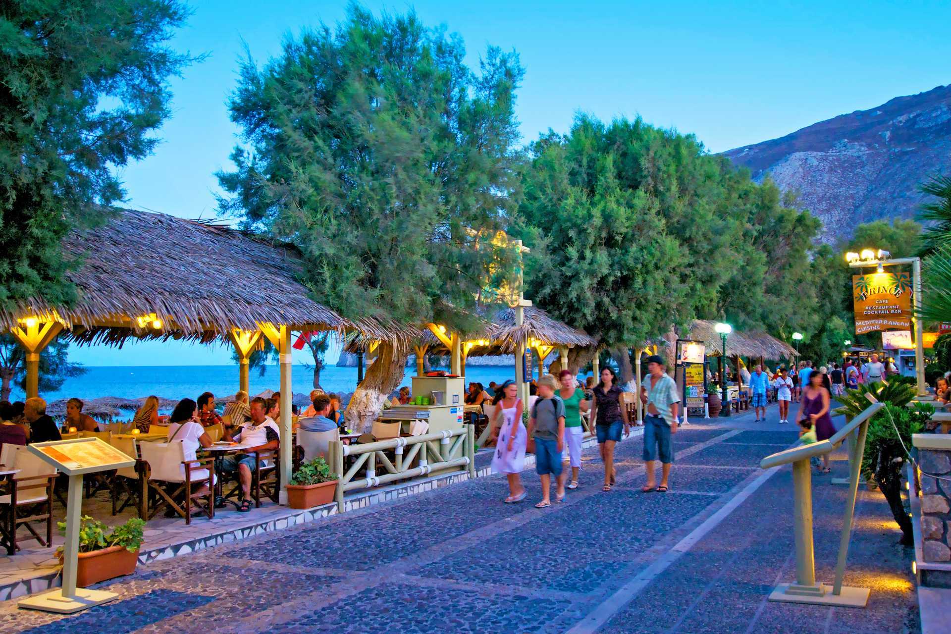 Rantakatu. Kamari, Santorini, Kreikka.