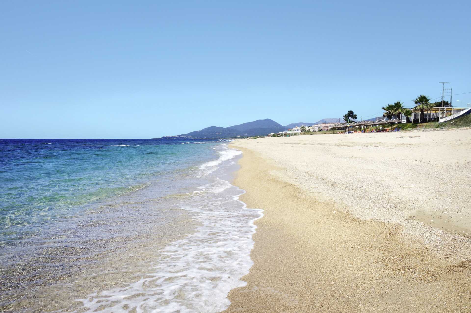 2 km pitkä ranta Kanalissa, Kreikassa.