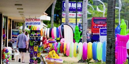 Ostoksilla, Karon Beach, Phuket, Thaimaa.