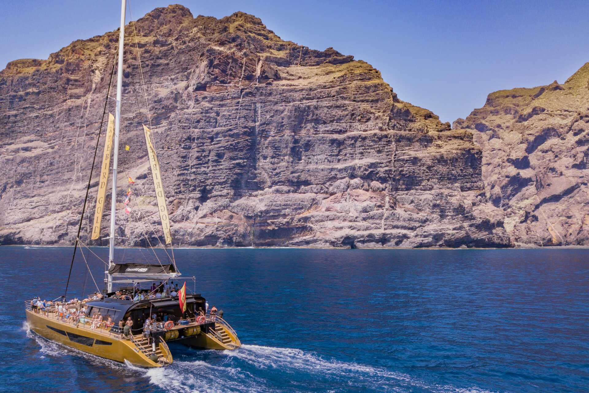 Katamaraanimatka Los Gigantesin mahtaville kallioille