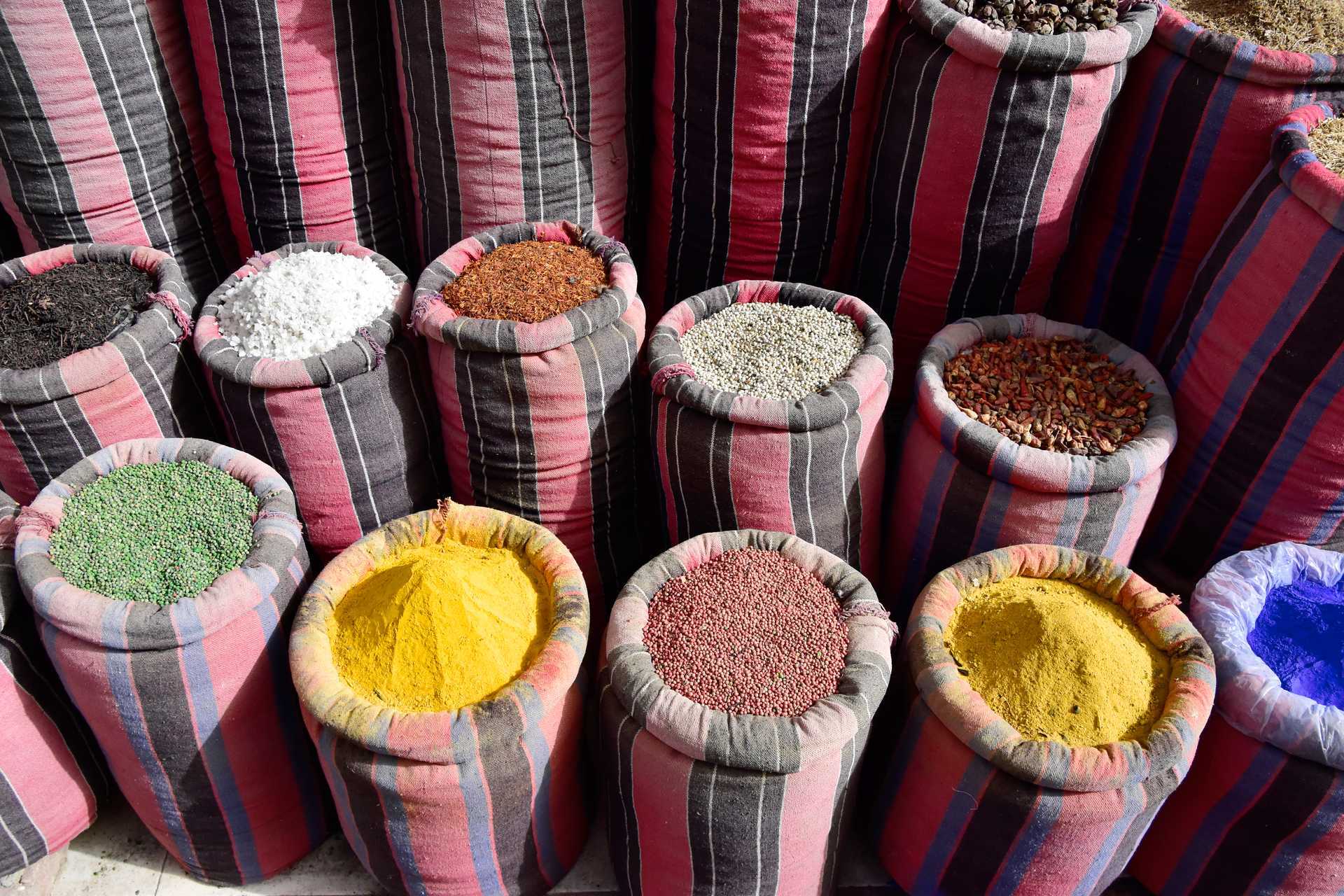 Kurkista jännittävien mausteiden sekaan Hurghadan markkinoilla.